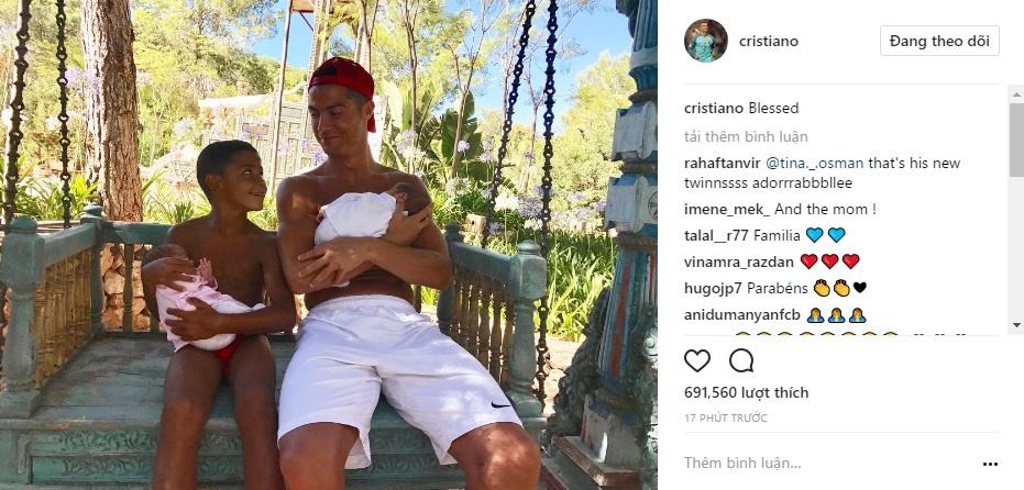 Con trai Ronaldo bế con giúp bố ảnh 1 Con trai Ronaldo be con giup bo anh 1