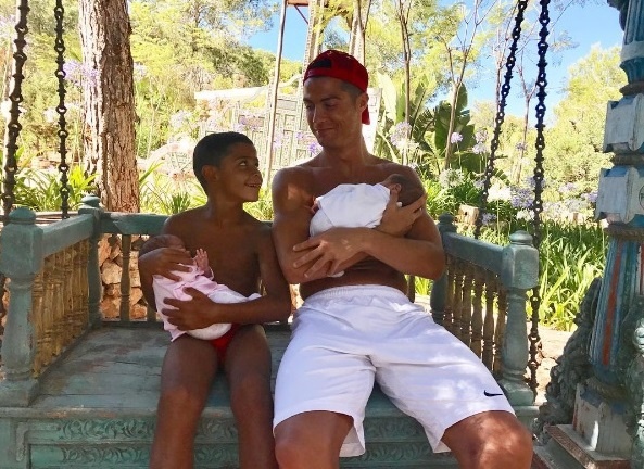 Con trai Ronaldo dam dang be em giup bo hinh anh