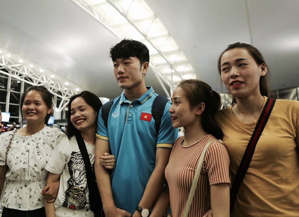 Xuan Truong, Cong Phuong len duong sang Han Quoc tap huan hinh anh