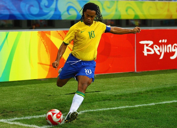 Ronaldinho, Henry va nhung pha ghi ban kho tin tu cham phat goc hinh anh