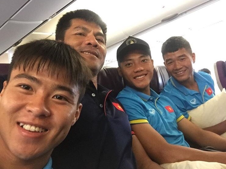 Xuan Truong hoa meo con, Duy Manh hon ho truoc khi sang Malaysia hinh anh