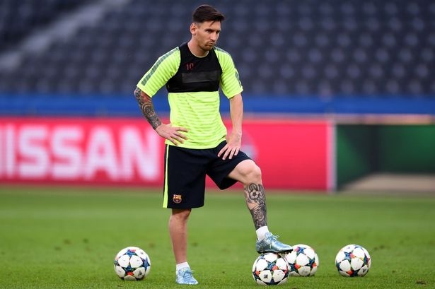 Messi, Ronaldo va nhung sieu pham duoc ghi khi... da tap hinh anh