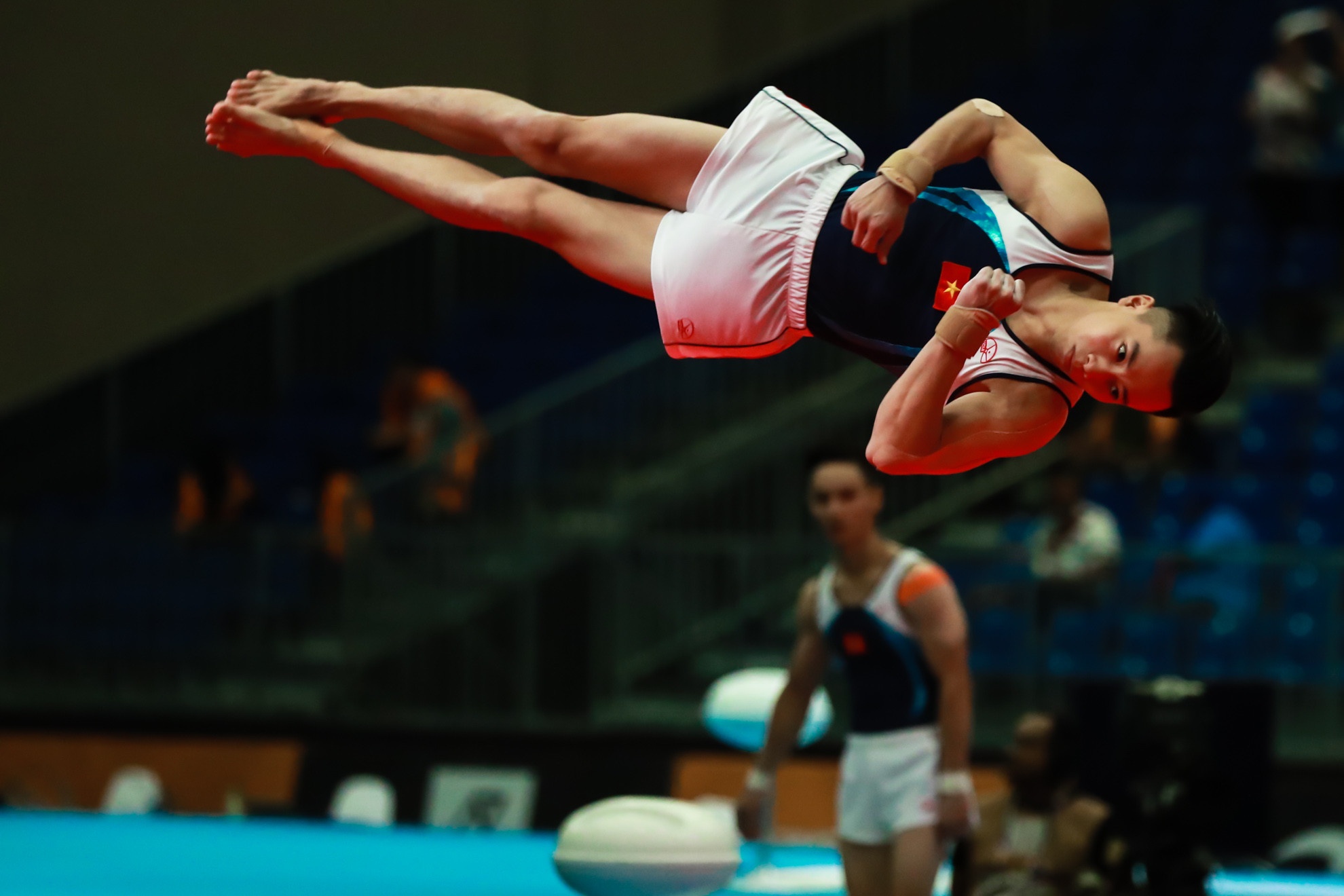 Van dong vien The duc dung cu bay luon tren khong, dem vang cho TTVN hinh anh