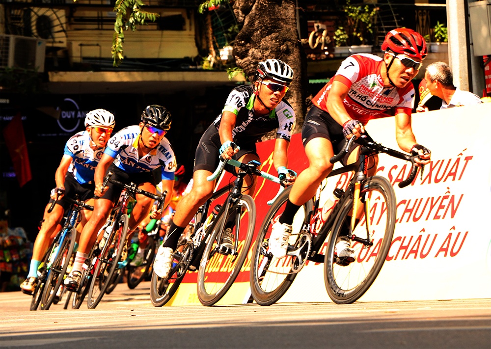 Giai dua xe dap quoc te VTV Cup 2017 chinh thuc bat dau hinh anh