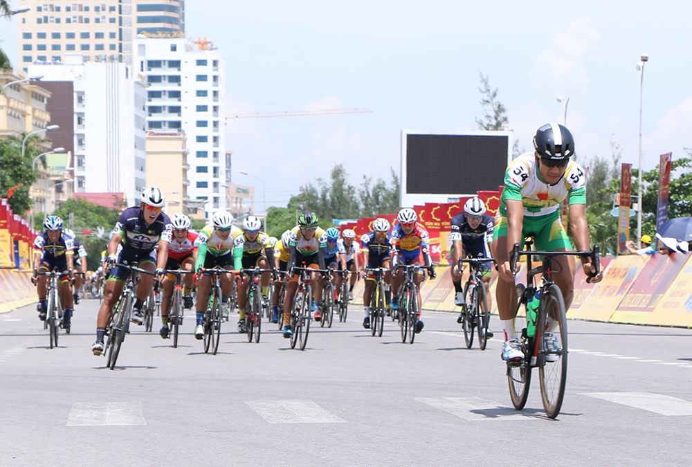 Ve nhi chang 3, Le Van Duan van xe ao vang cua cua-ro Philippines hinh anh