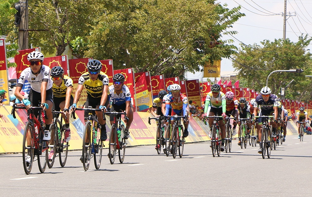 Chang 7 VTV Cup 2017: Le Van Duan hut ao vang du ve nhat hinh anh