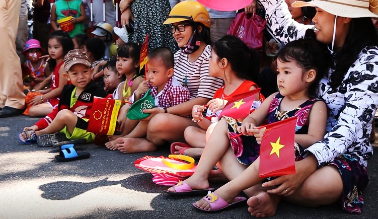 Nhieu em nho xem dua xe dap tai Quang Nam hinh anh