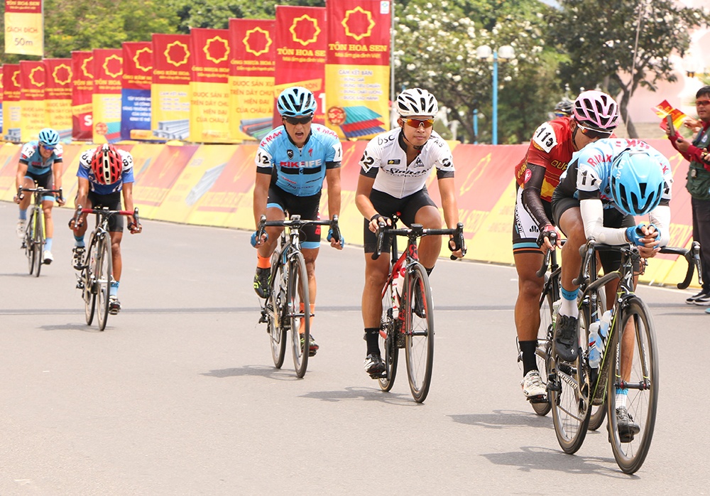 Chang 11 giai dua xe dap VTV Cup: Chien thang cho doi Philippines hinh anh