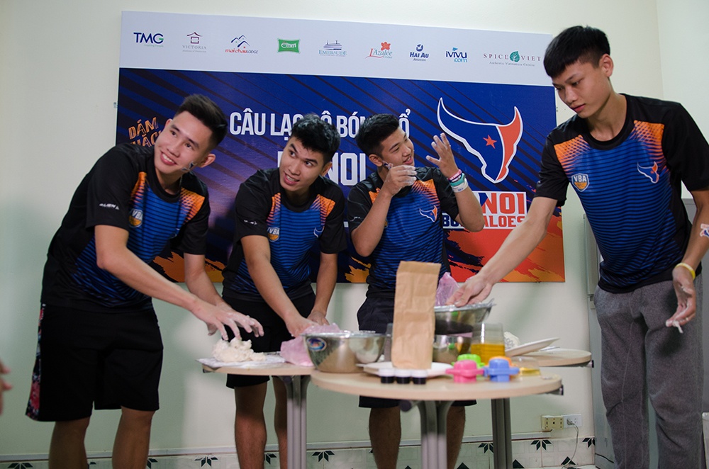 Cac cau thu Hanoi Buffaloes lam banh trung thu cho tre em hinh anh