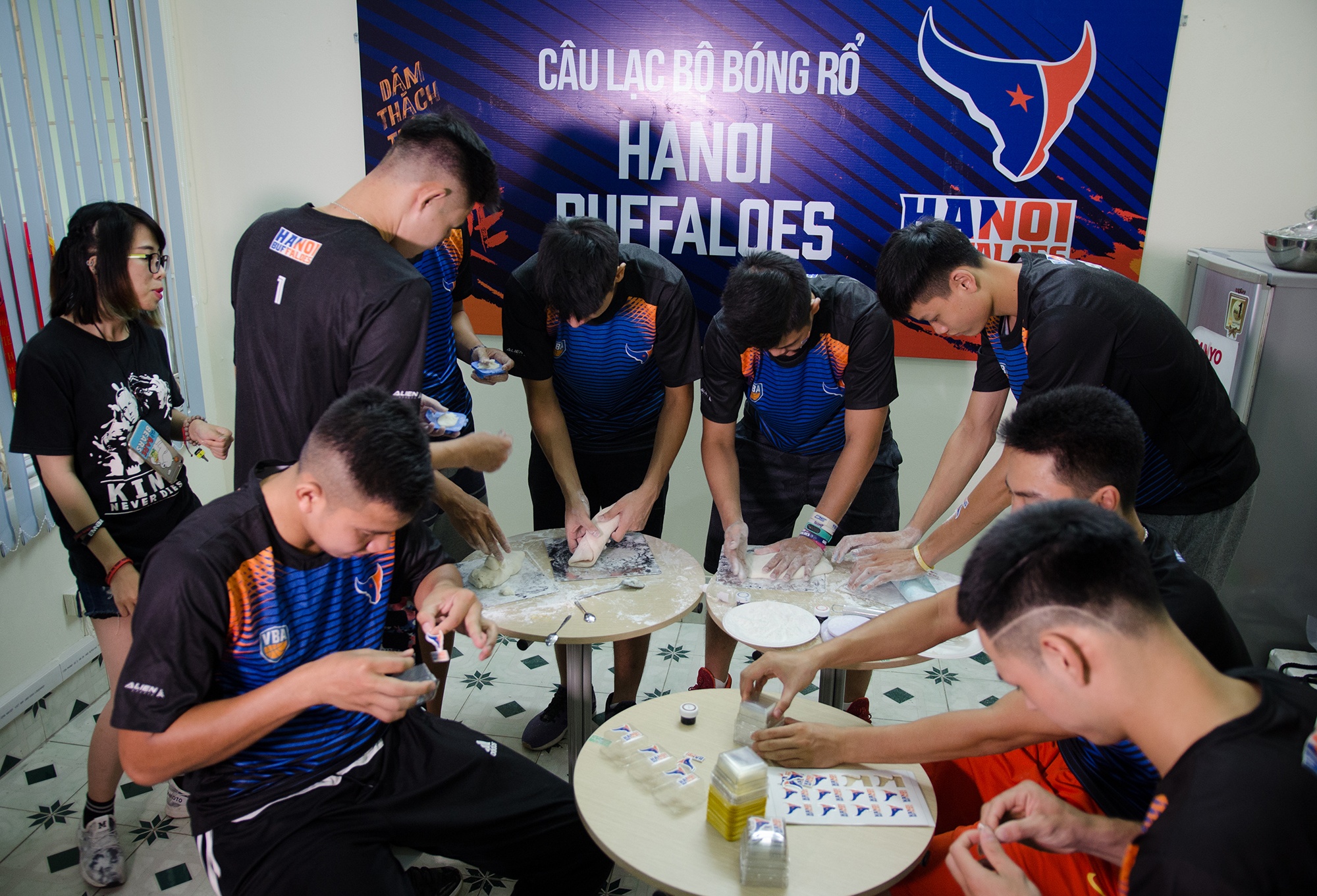 hanoi buffaloes lam banh trung thu anh 1