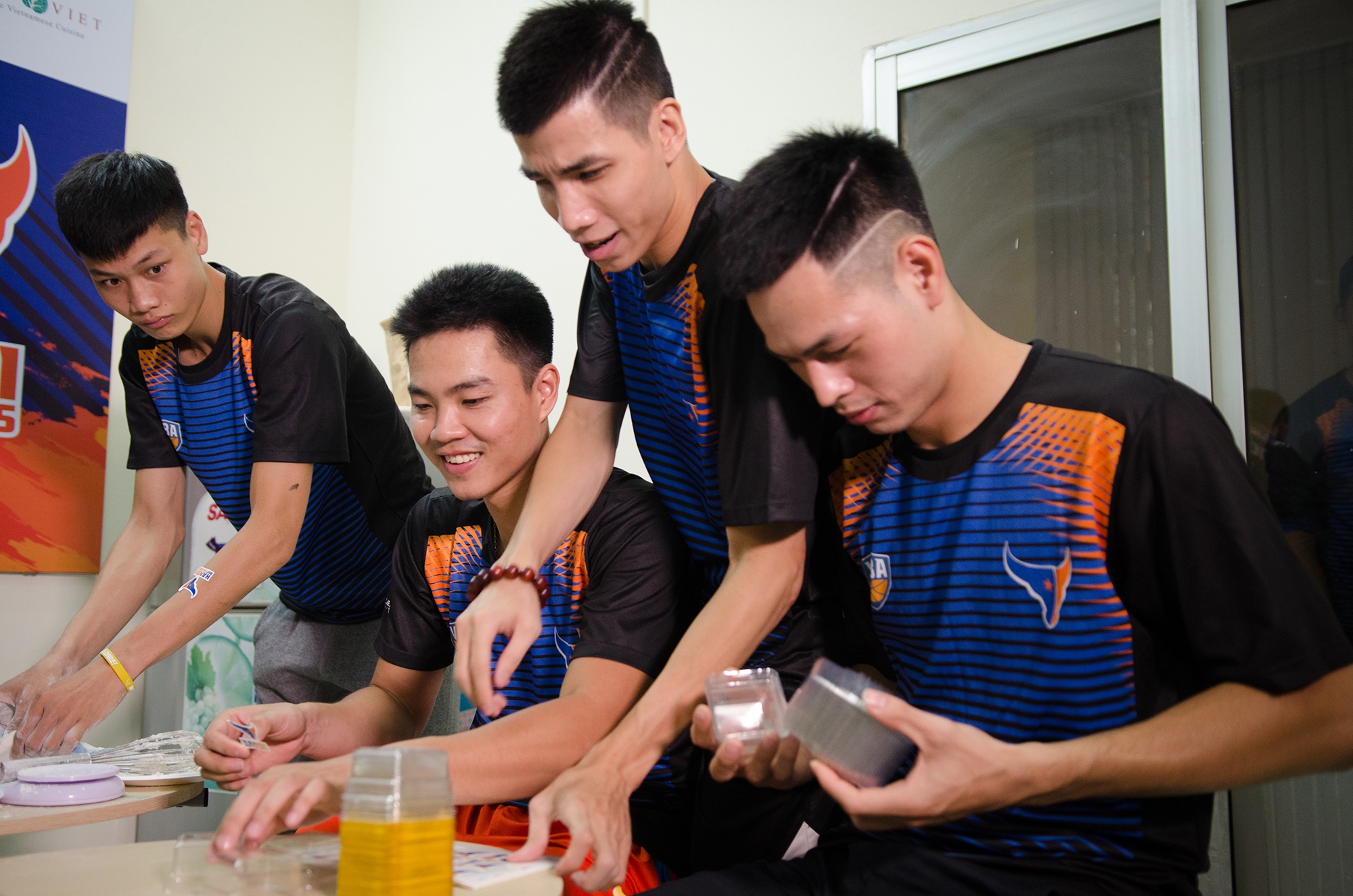 Cau thu Hanoi Buffaloes vui ve lam banh trung thu cho tre em lang SOS hinh anh