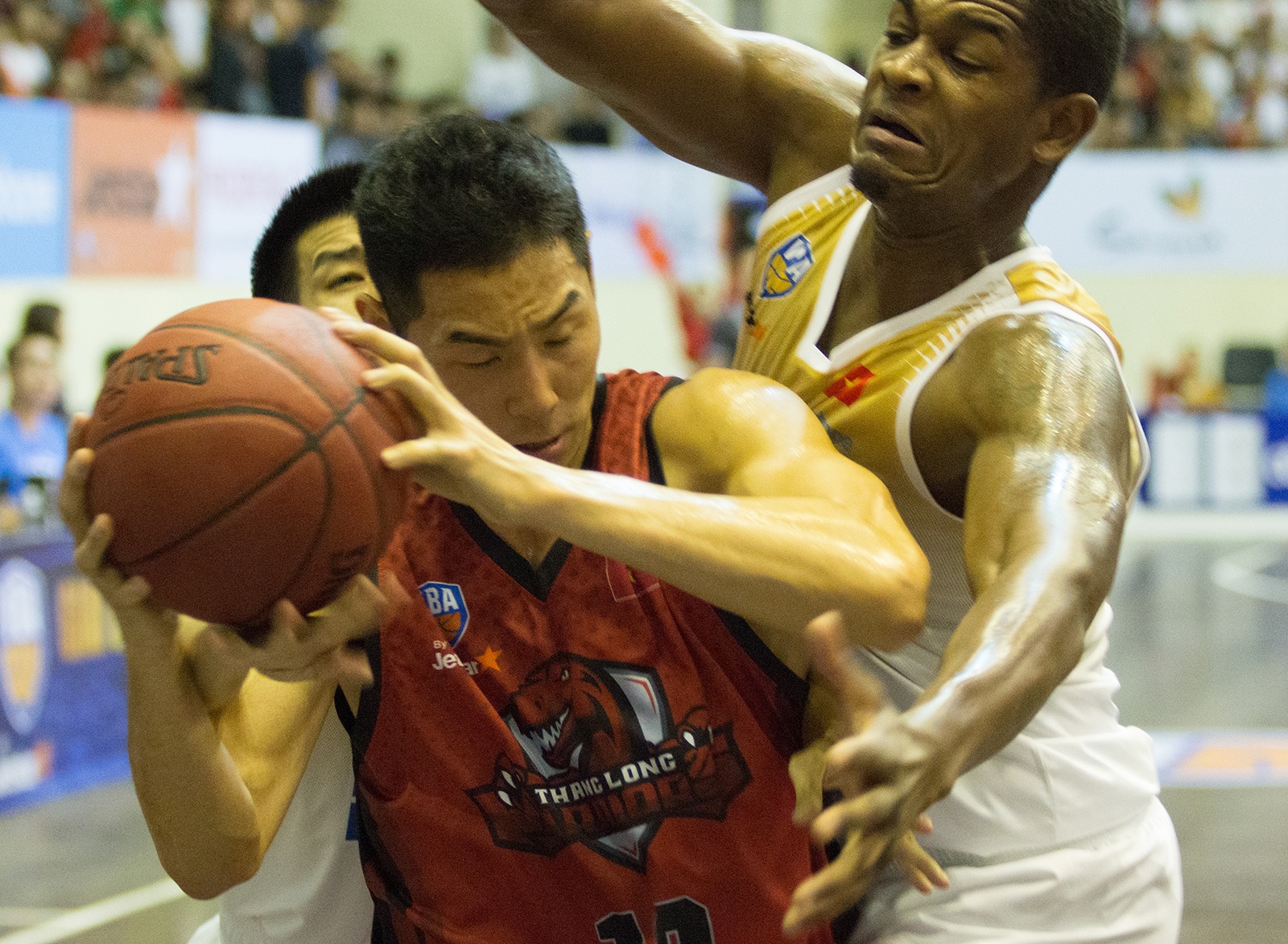 Hanoi Buffaloes mot lan nua nhan trai dang o derby thu do hinh anh