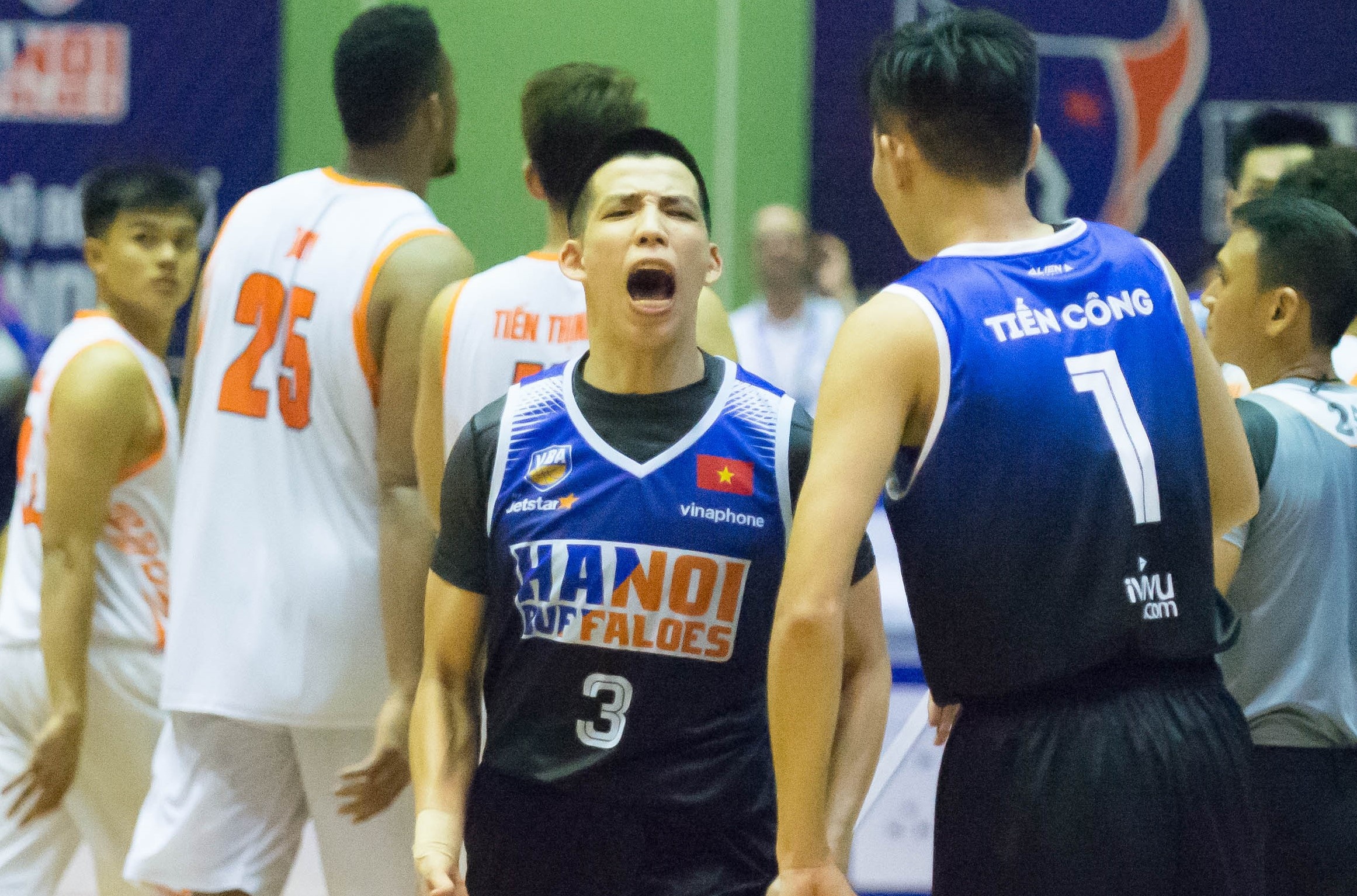 Doi truong Dat Doc phan khich truoc chien thang cua Hanoi Buffaloes hinh anh