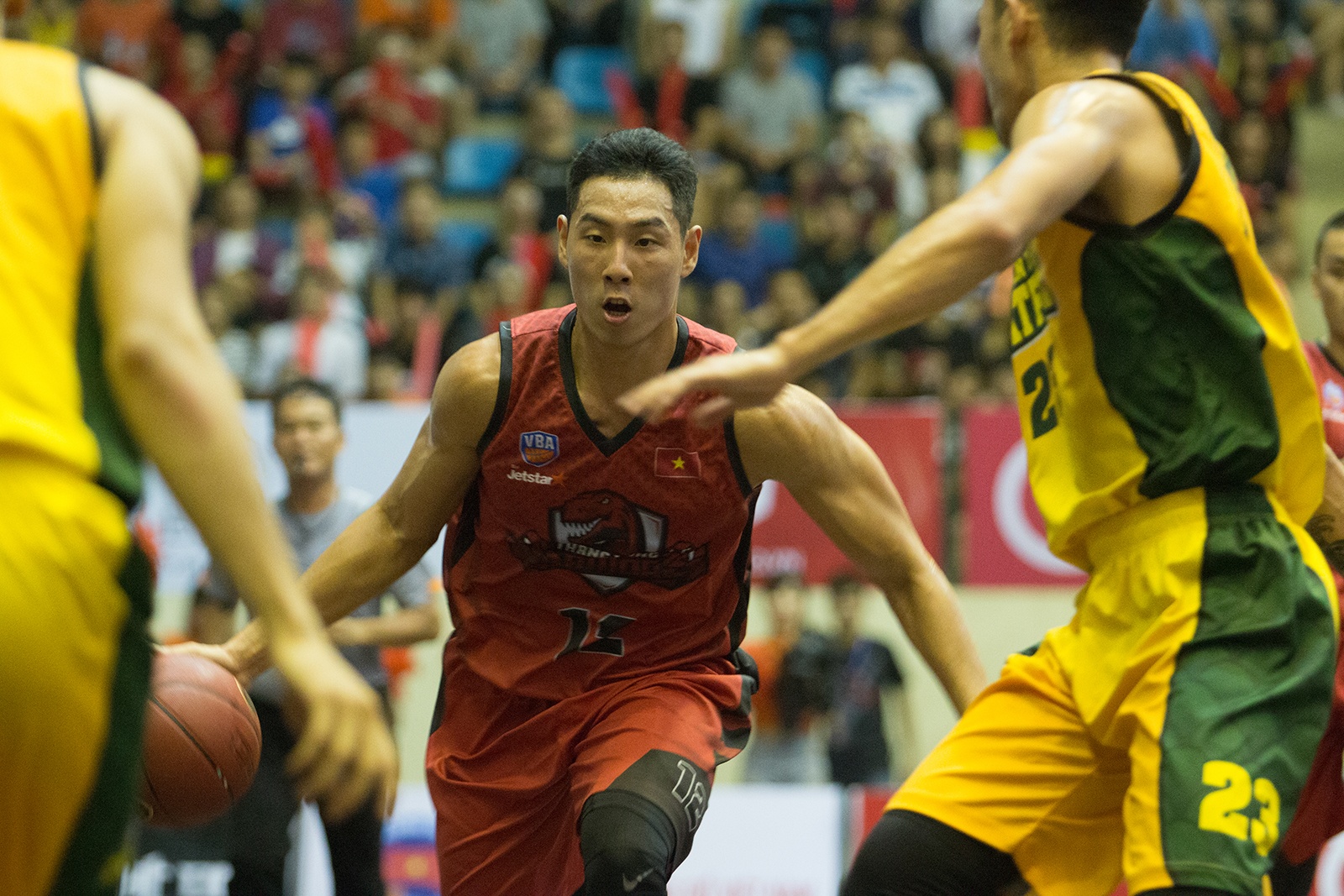 Pha nem ro khong tuong tu phan san nha cua cau thu Thanglong Warriors hinh anh