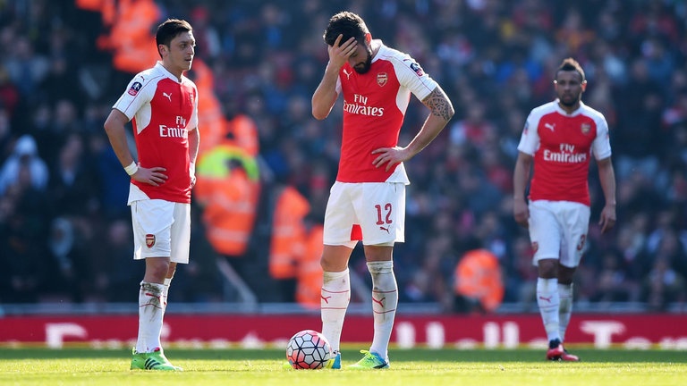 Arsenal bi cau thu Watford che thieu tinh than chien dau hinh anh