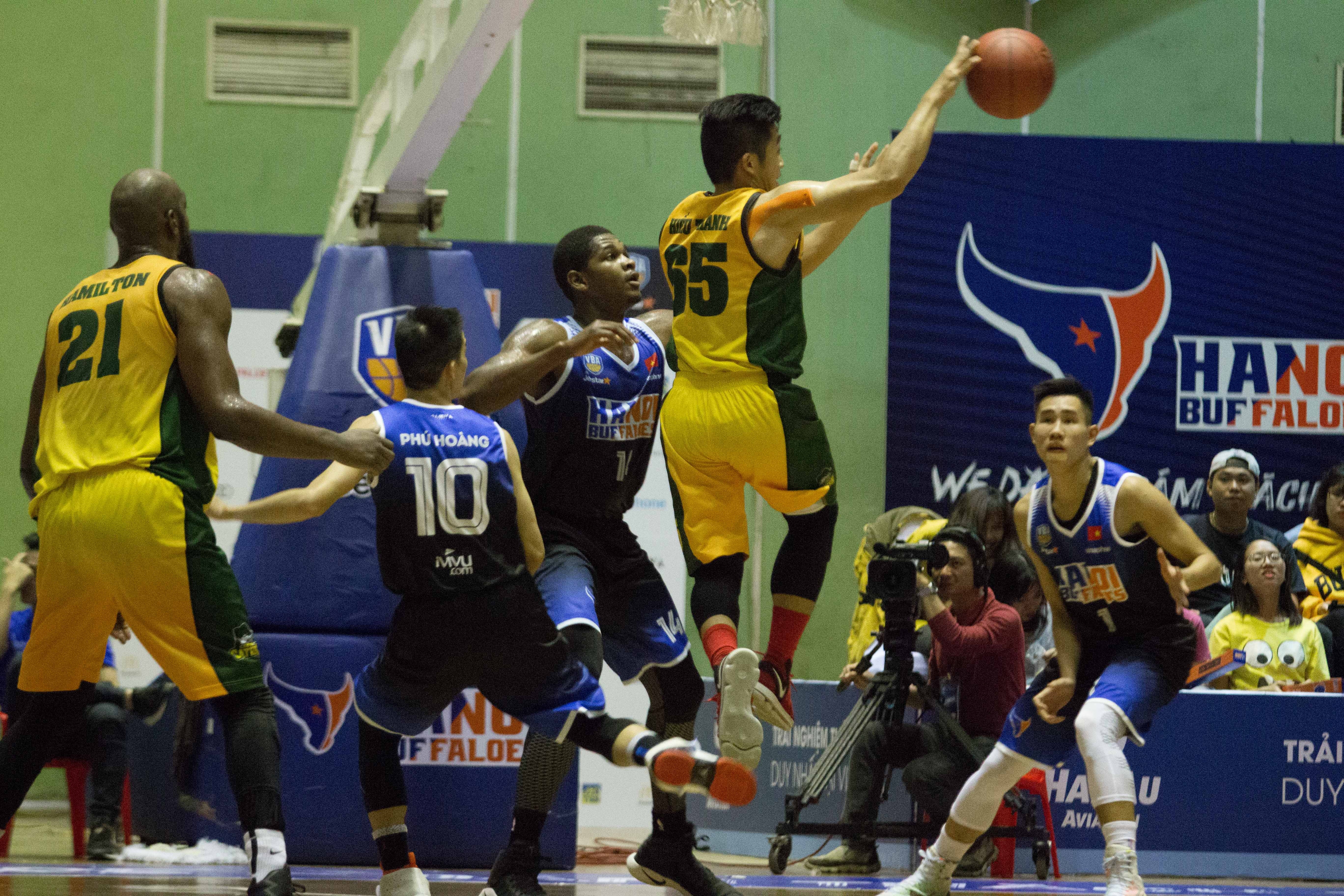 hanoi buffaloes thua tren san nha anh 13