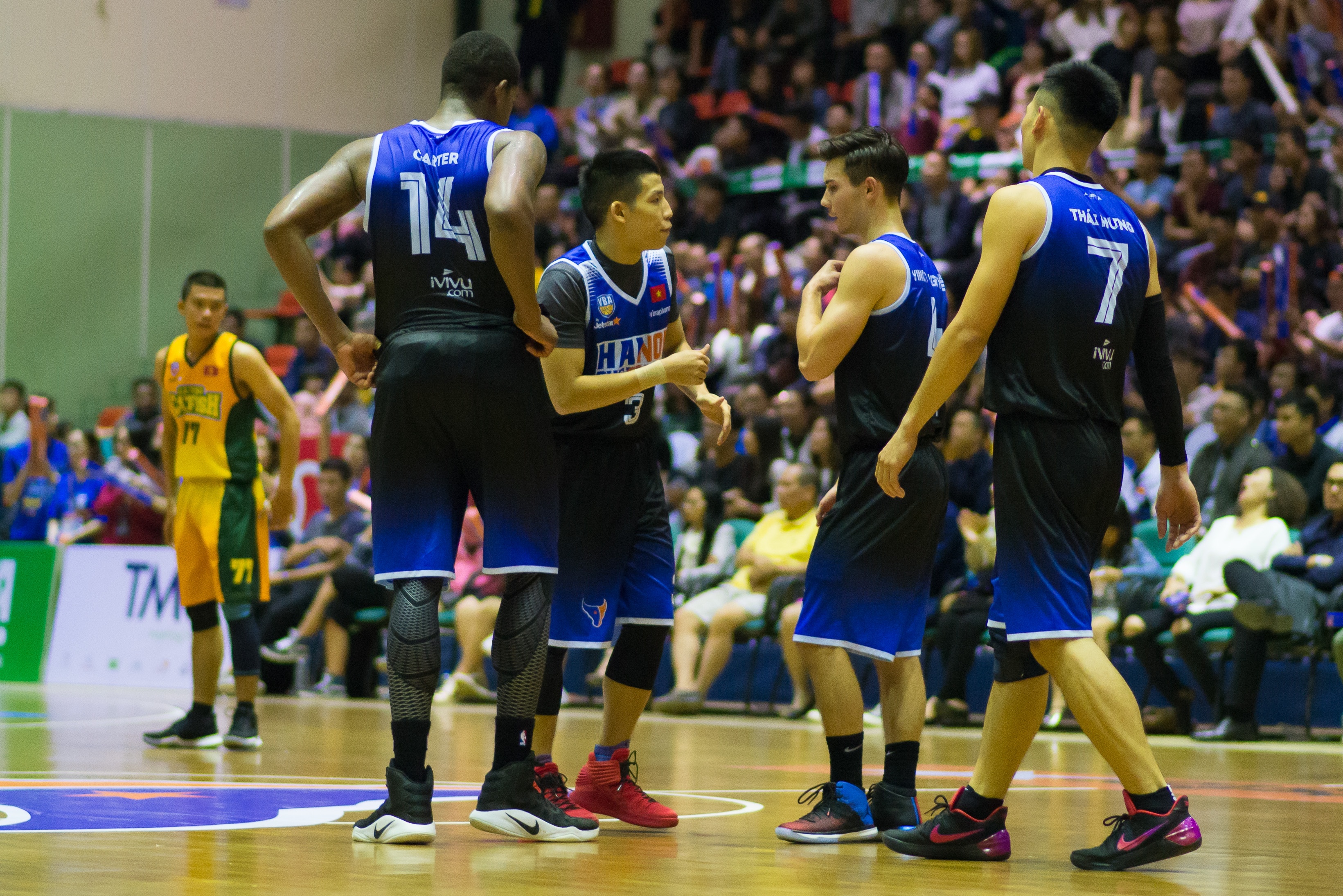 Trong tai thoi thieu thoi gian, Hanoi Buffaloes doi thi dau tiep hinh anh