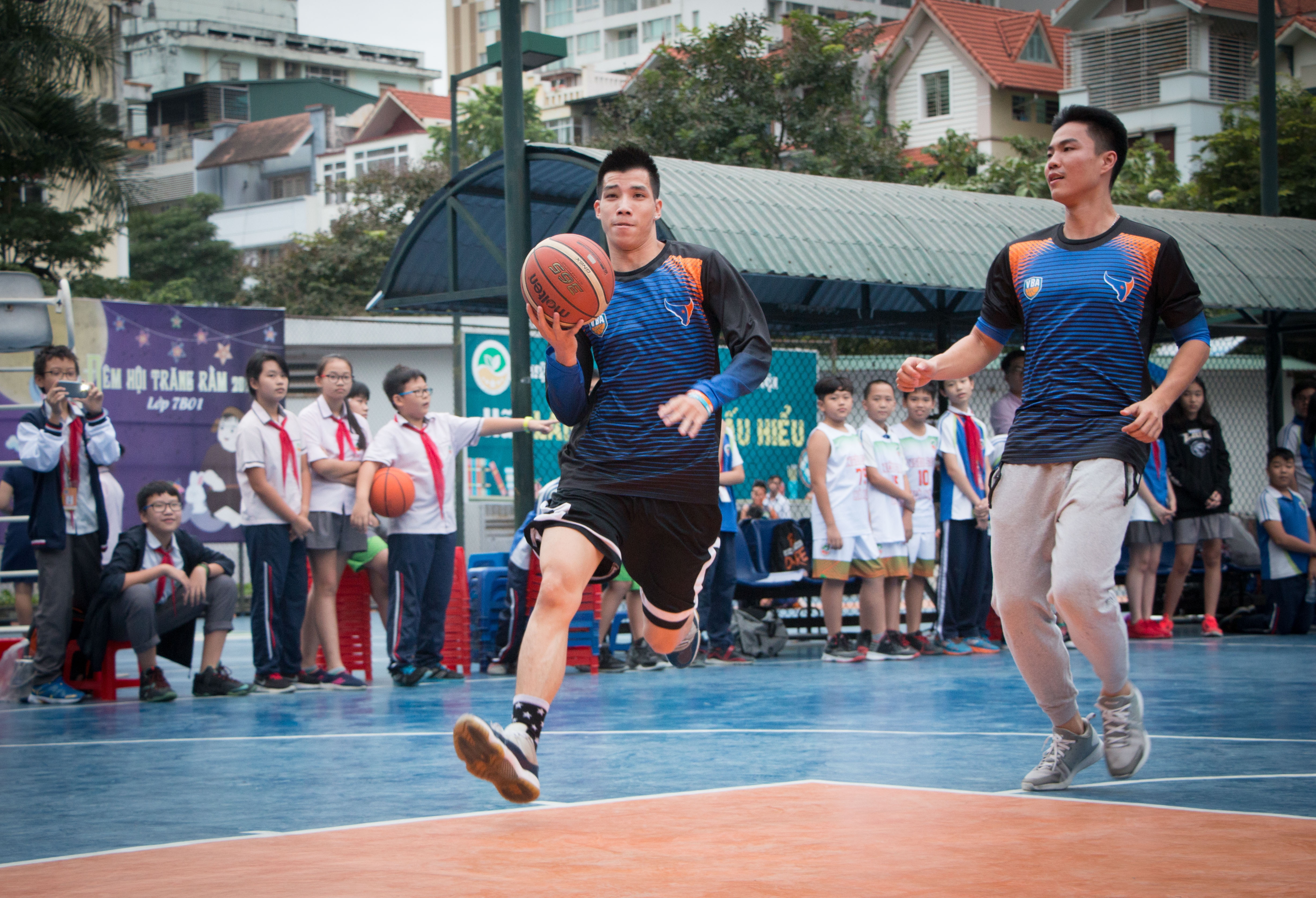 Dat Doc, Hoang Ca bieu dien ky thuat bong ro voi cac em hoc sinh hinh anh