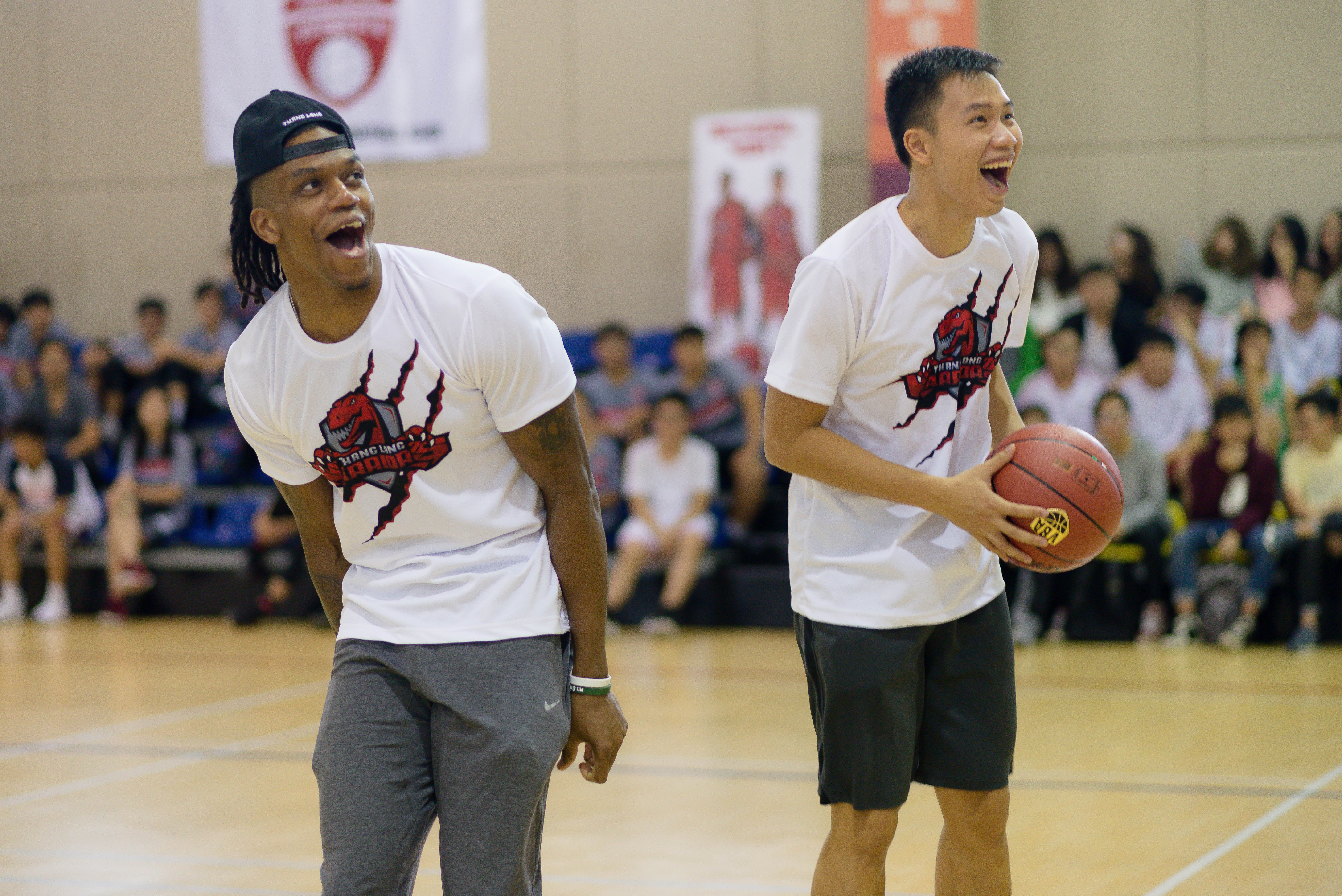 Sao Thanglong Warriors ngac nhien voi ky nang choi bong cua hoc sinh hinh anh