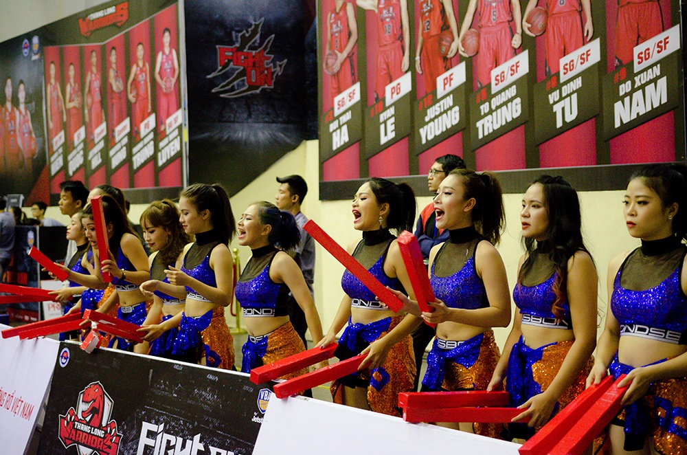 Fan ngoi tran ra loi di de xem derby bong ro Ha Noi hinh anh