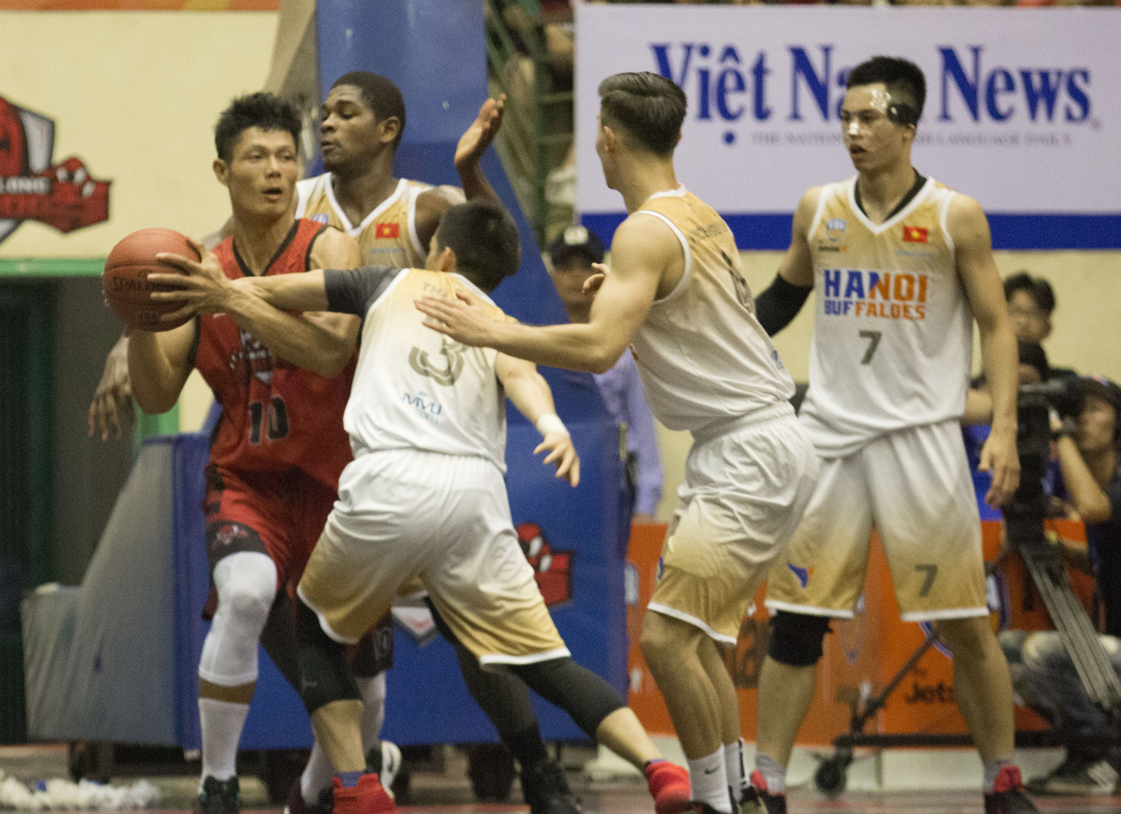 'Doc co cau bai' len tieng, Thanglong Warriors khien hang xom om han hinh anh