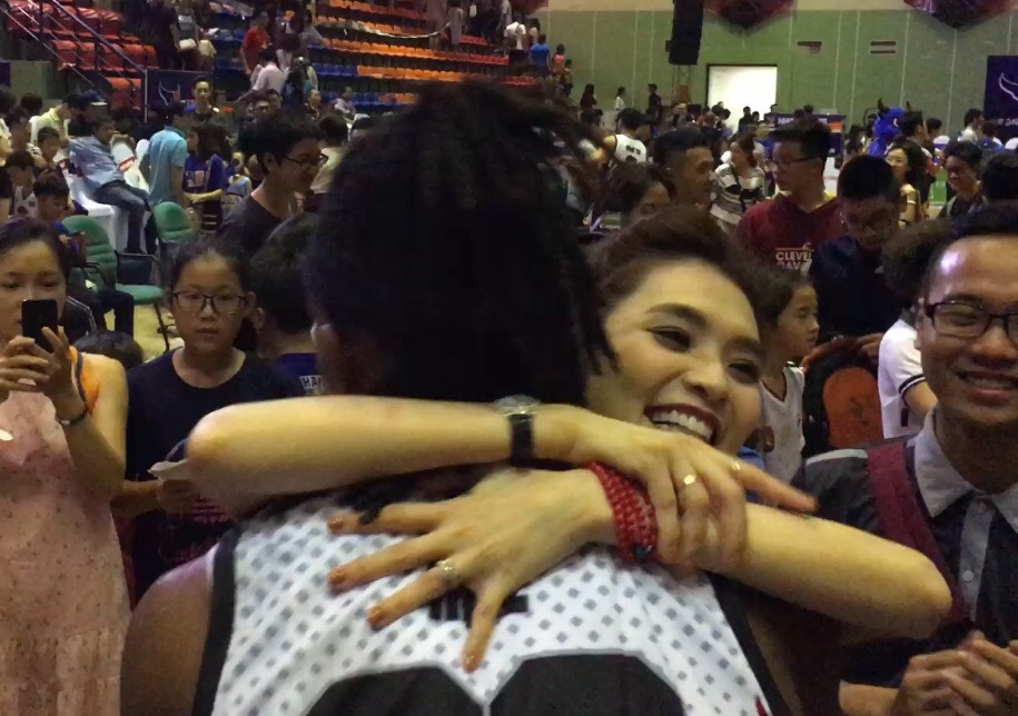 Tracy Thu Luong va Tu Anh chia vui cung Jaywuan Hill sau dai thang hinh anh