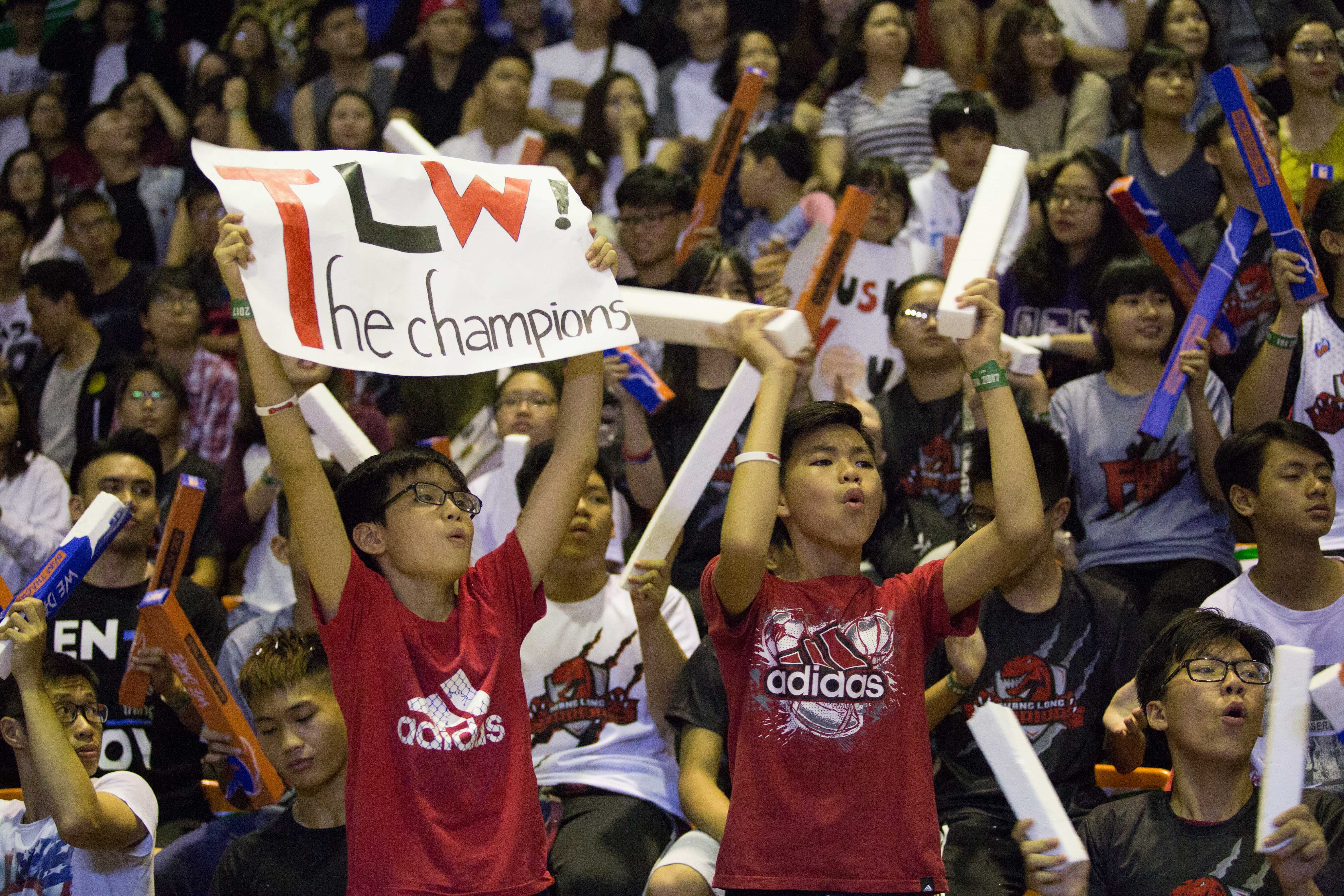 NHM, cau thu va ba chu cua TLW bung no ngay tren san nha cua HNB hinh anh