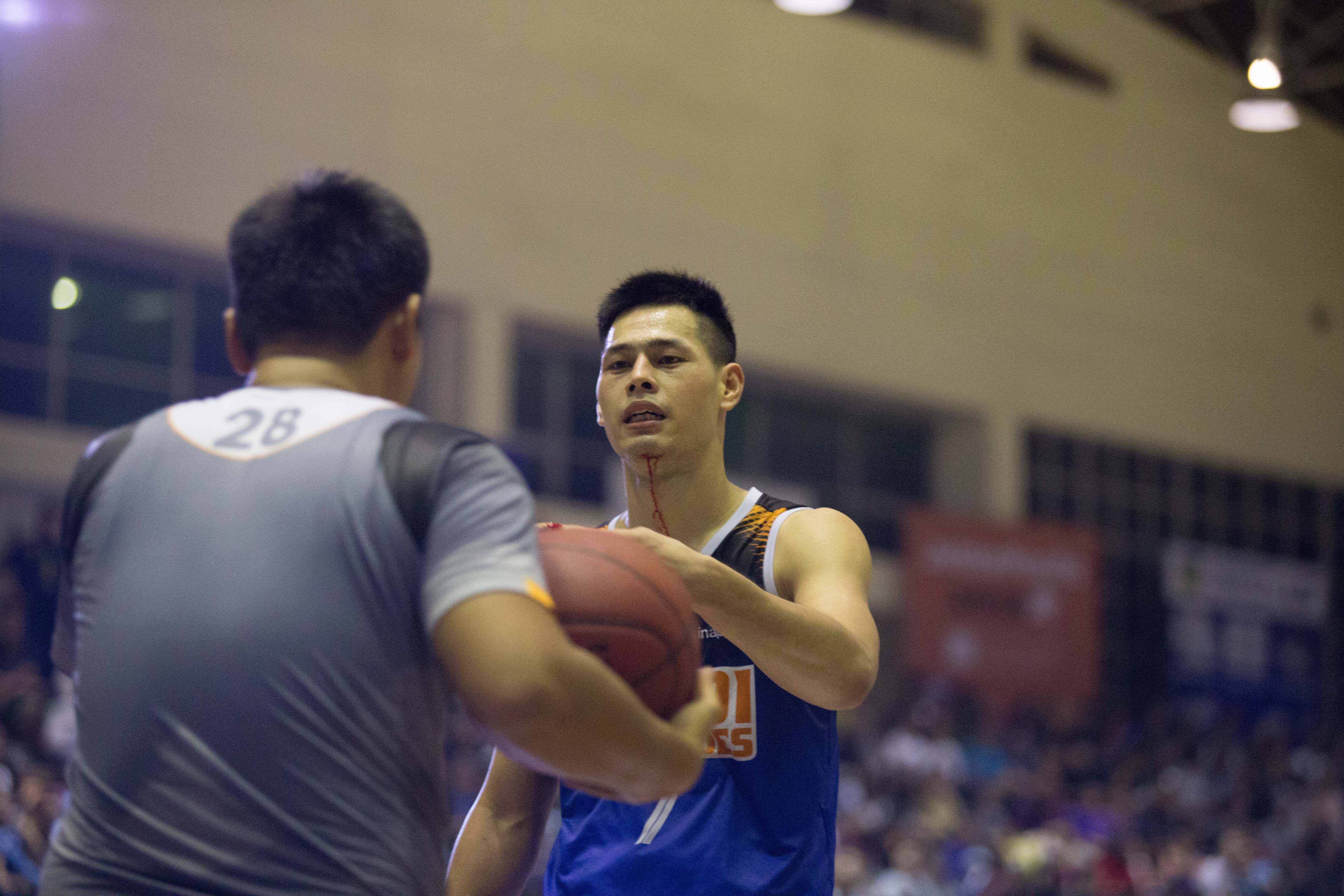 Dat 'Doc' chan thuong, Hung 'Bun' do mau trong ngay buon cua HNB hinh anh