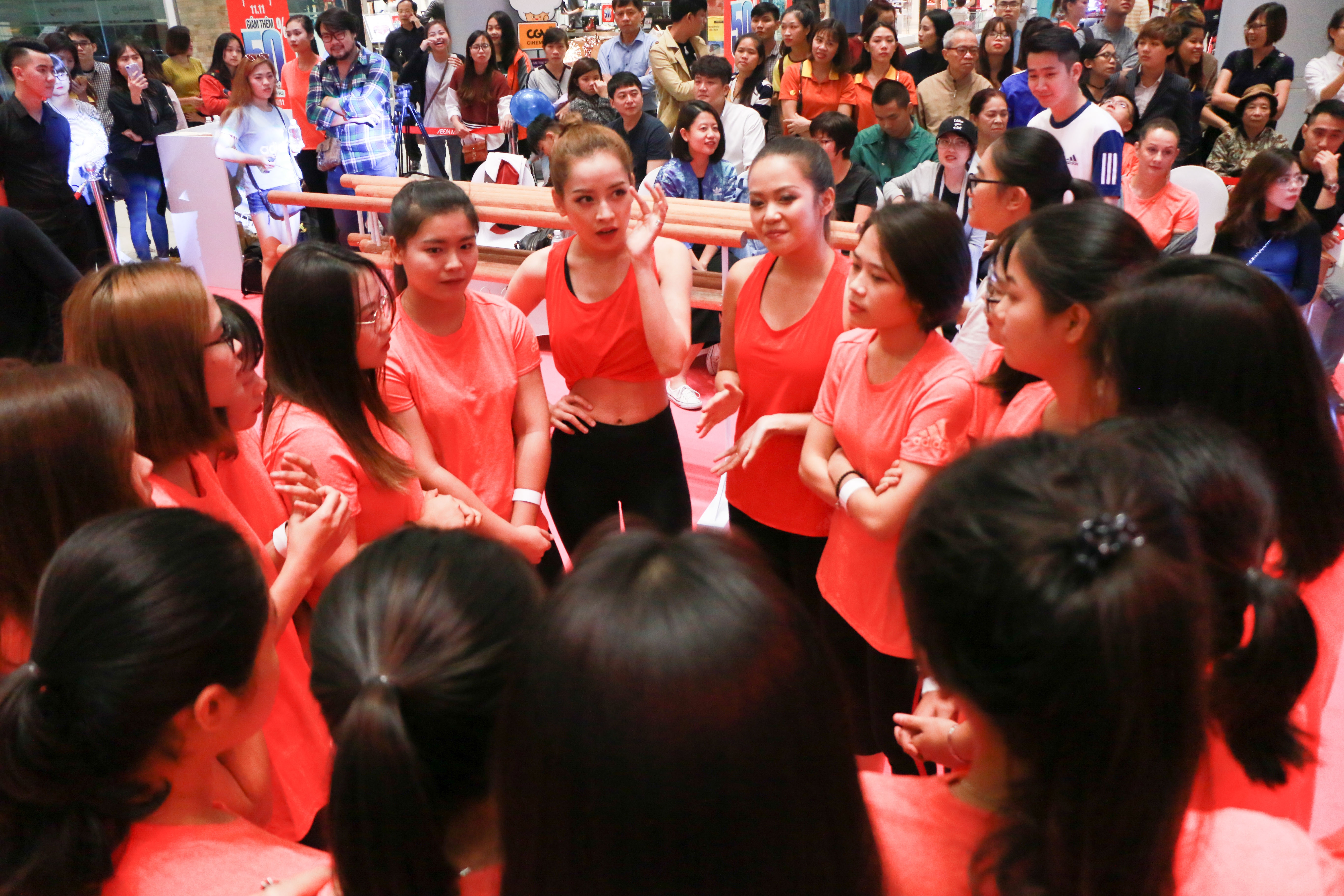 chi pu bieu dien the thao anh 6