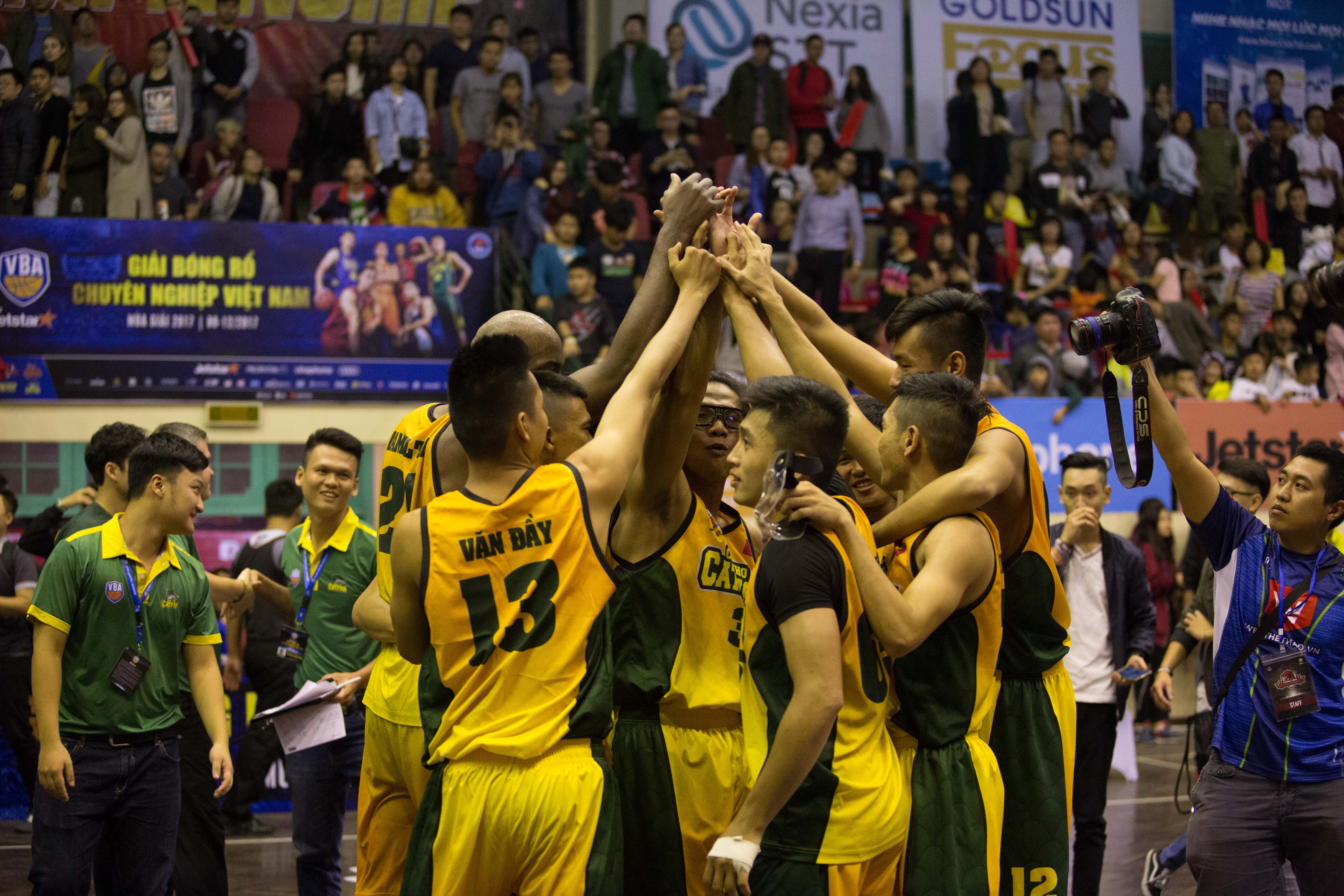 CDV, cau thu Cantho Catfish an mung thang loi ngay tai Ha Noi hinh anh