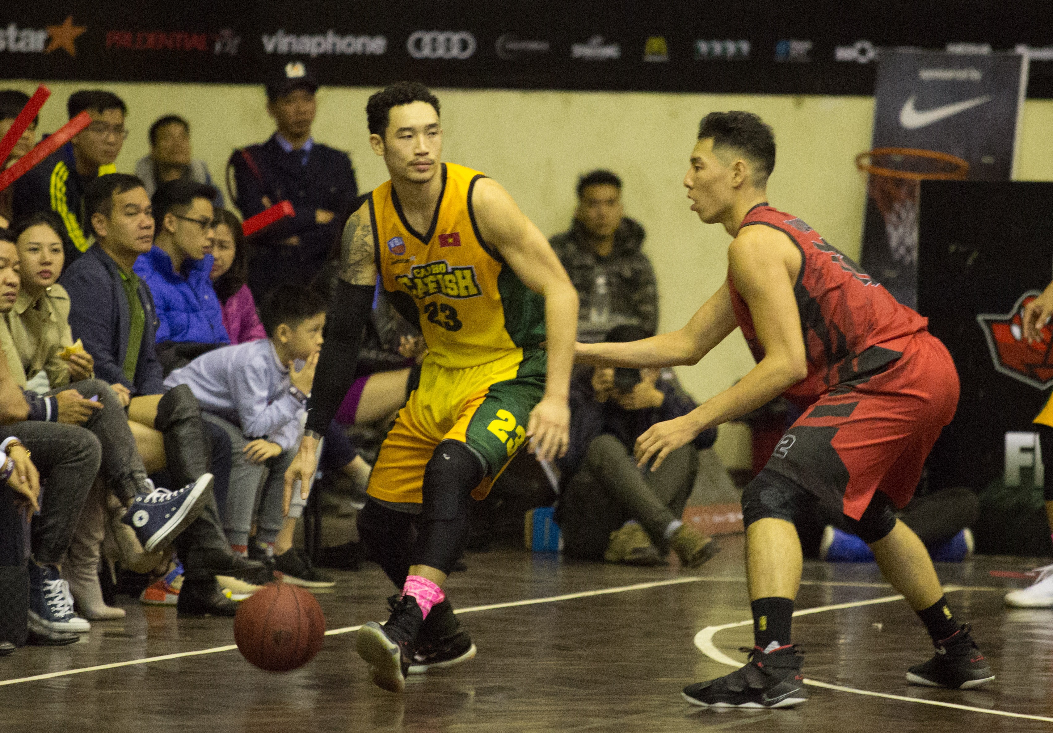 Hai bo mat trai nguoc cua Justin Young va Tam Dinh tai chung ket VBA hinh anh