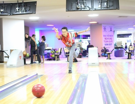 Nguoi yeu bowling thu do co them giai dau de nang cao trinh do hinh anh