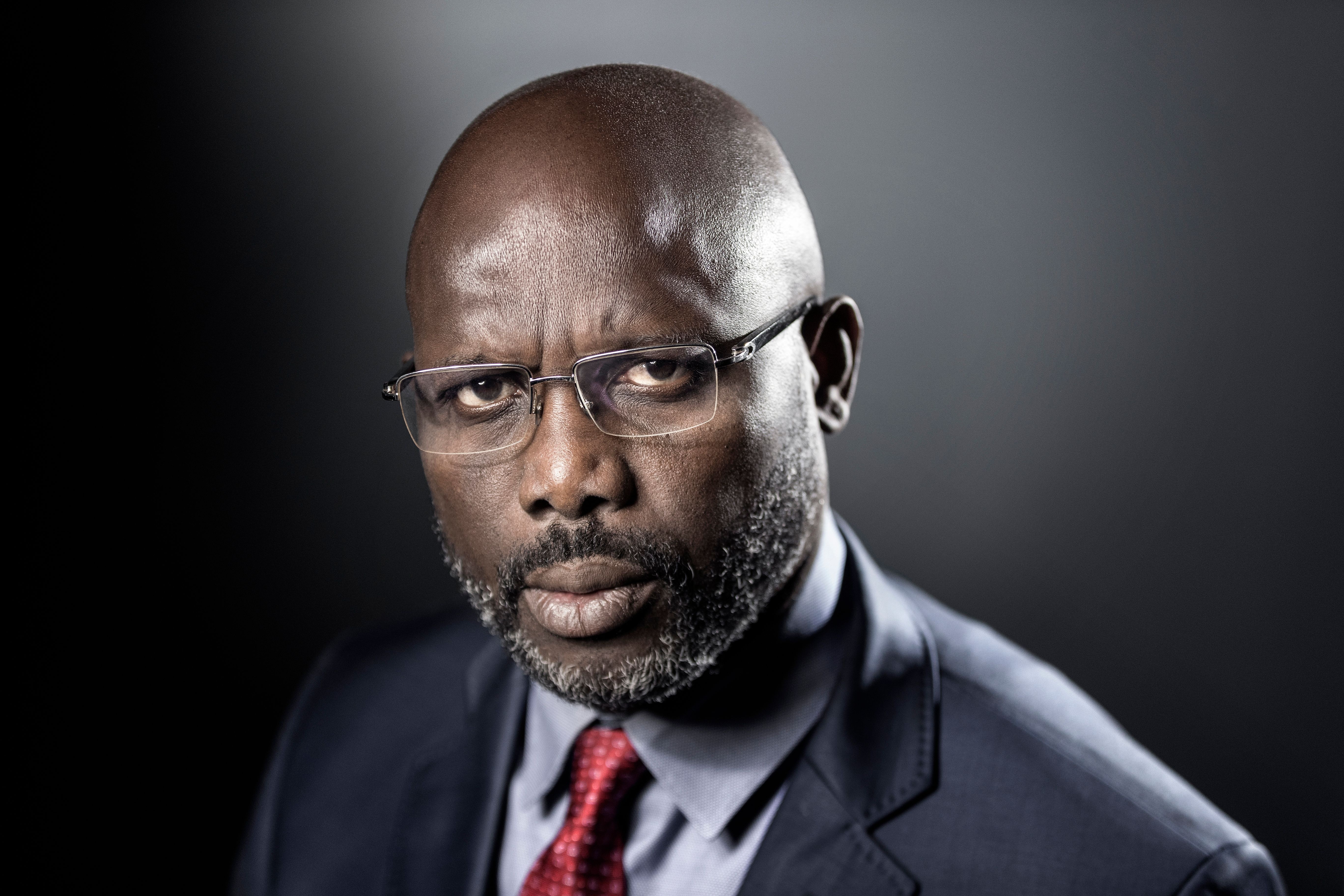 George Weah: La cau thu hay nhat the gioi, la vua, va la tong thong hinh anh