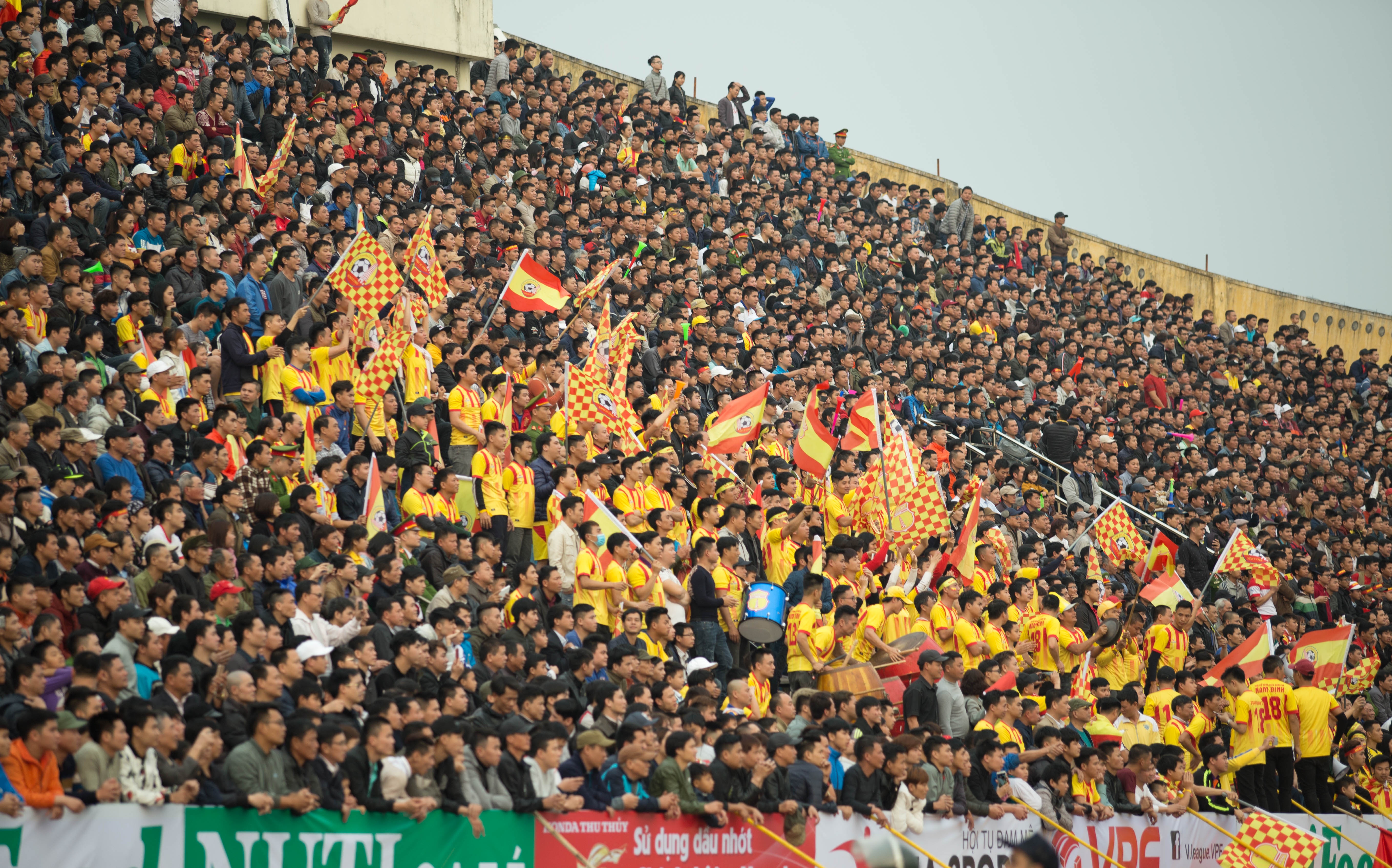 22.000 nguoi den san ngay Nam Dinh tro lai V.League sau 8 nam hinh anh