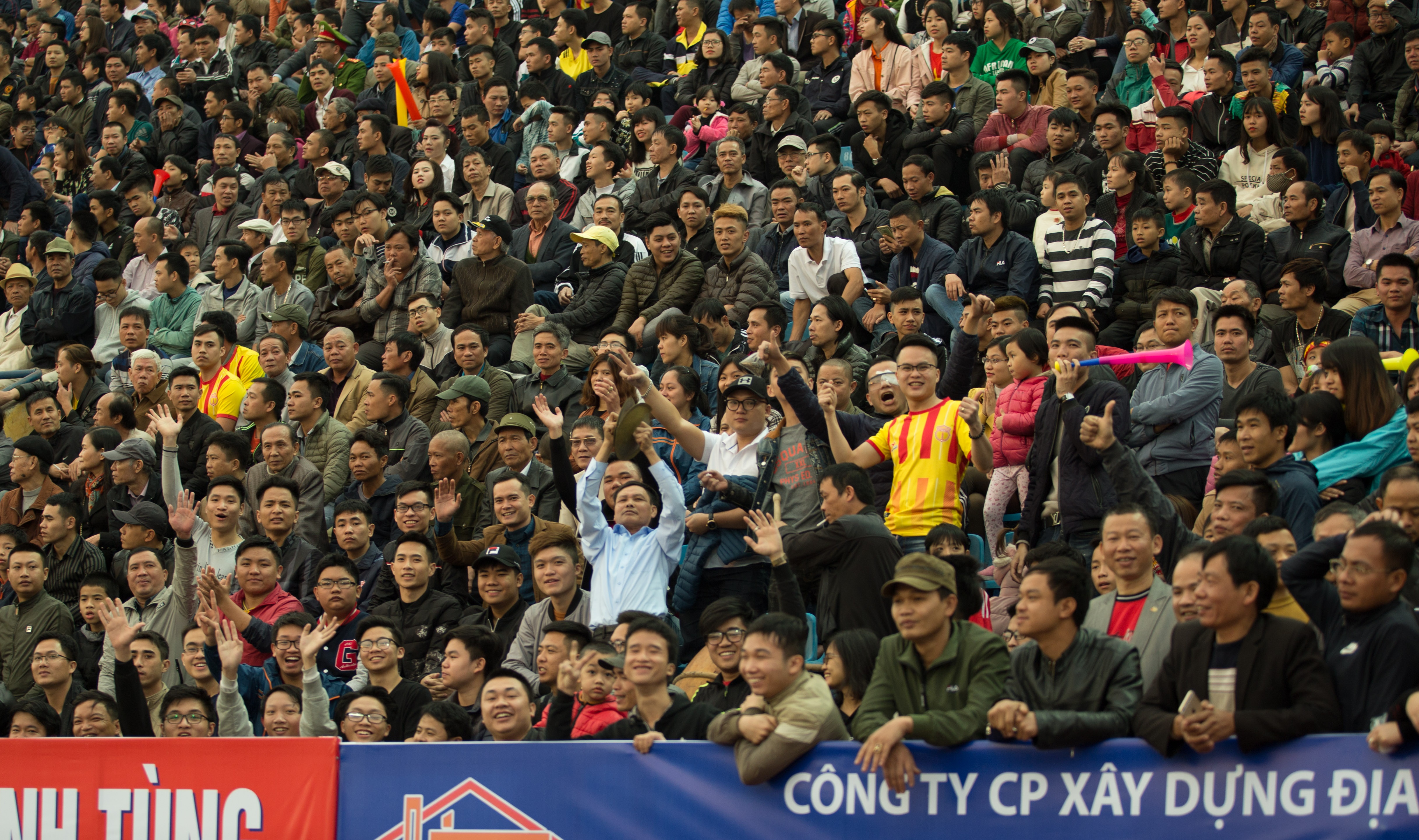 Khong khi co vu bong da tren san Thien Truong hinh anh