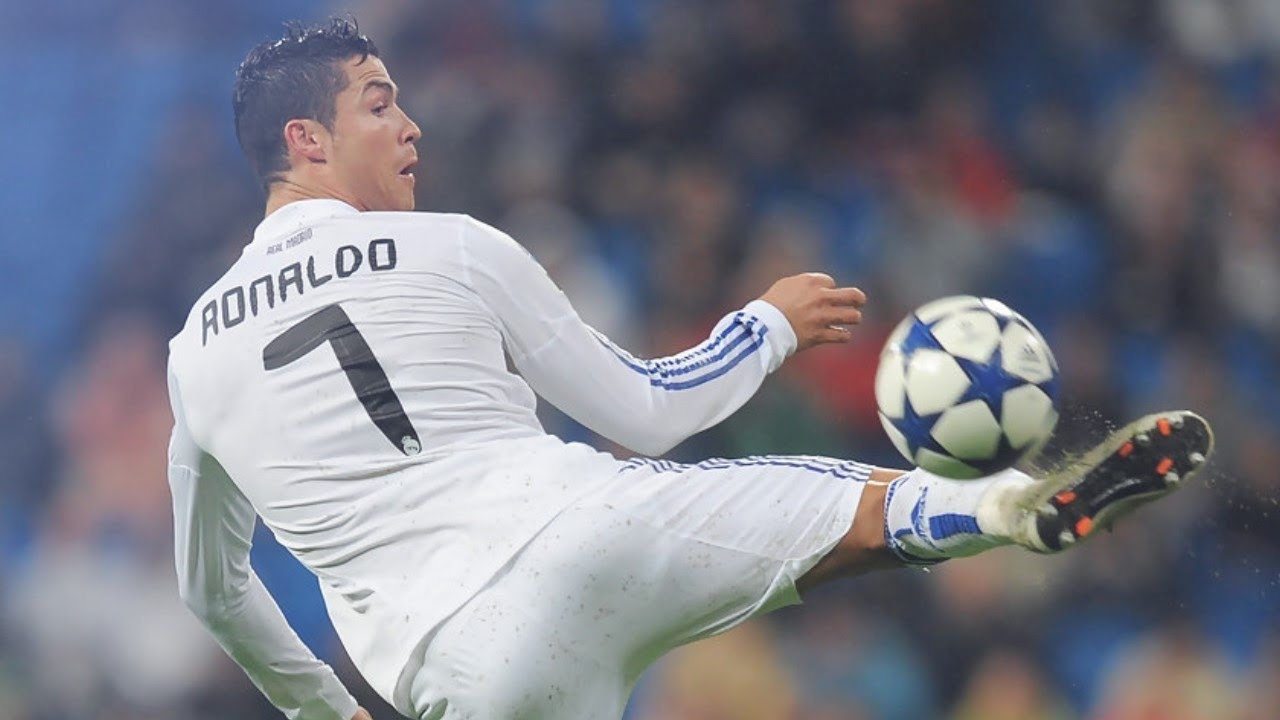 Ronaldo, Ozil, Ibra va nhung pha chuyen bong 'nghe thuat' den kho tin hinh anh