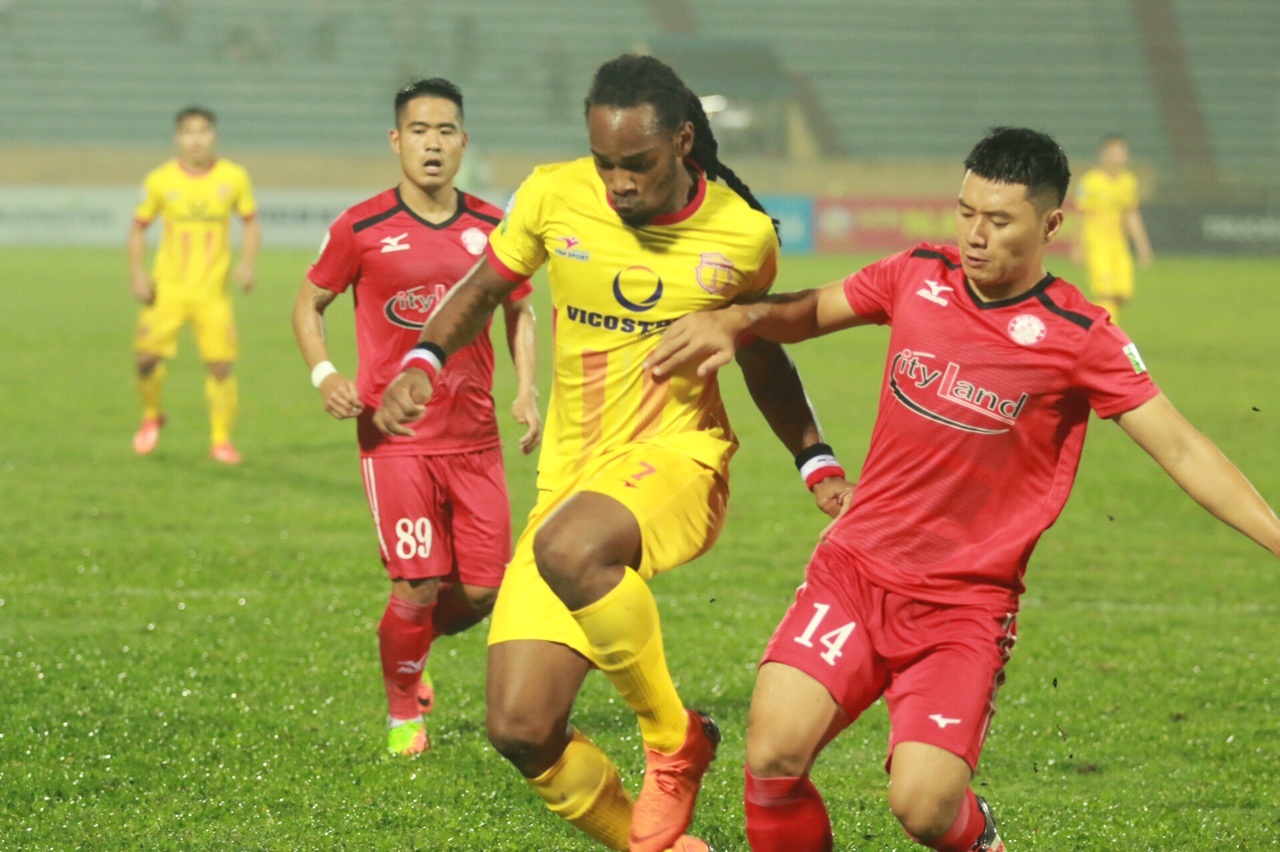 HLV Miura ly giai nguyen nhan choi kieu ‘keo duoi’ voi doi cuoi bang hinh anh