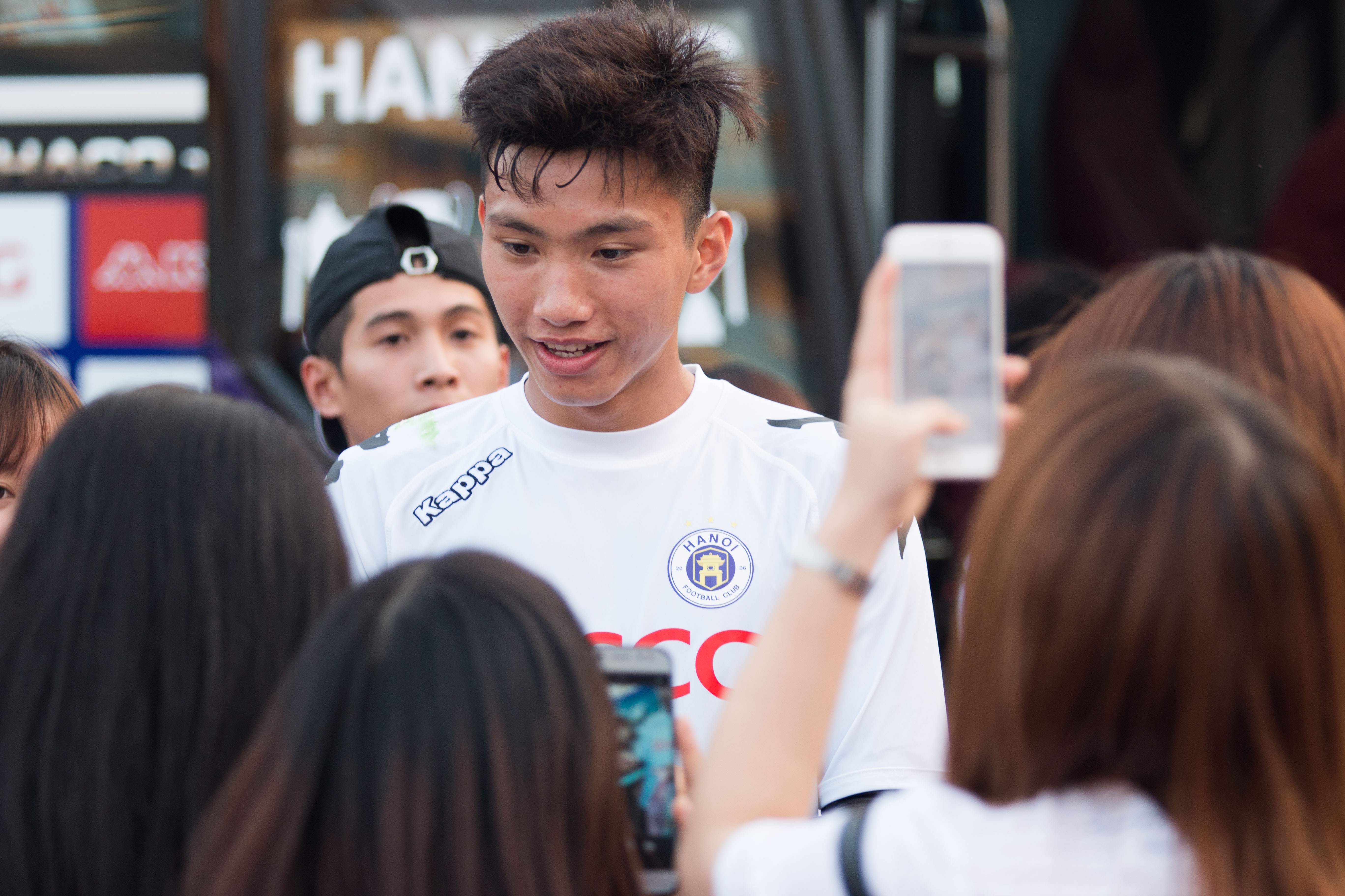 Fan nu vay kin Van Hau, Dinh Trong trong buoi tap cua CLB Ha Noi hinh anh