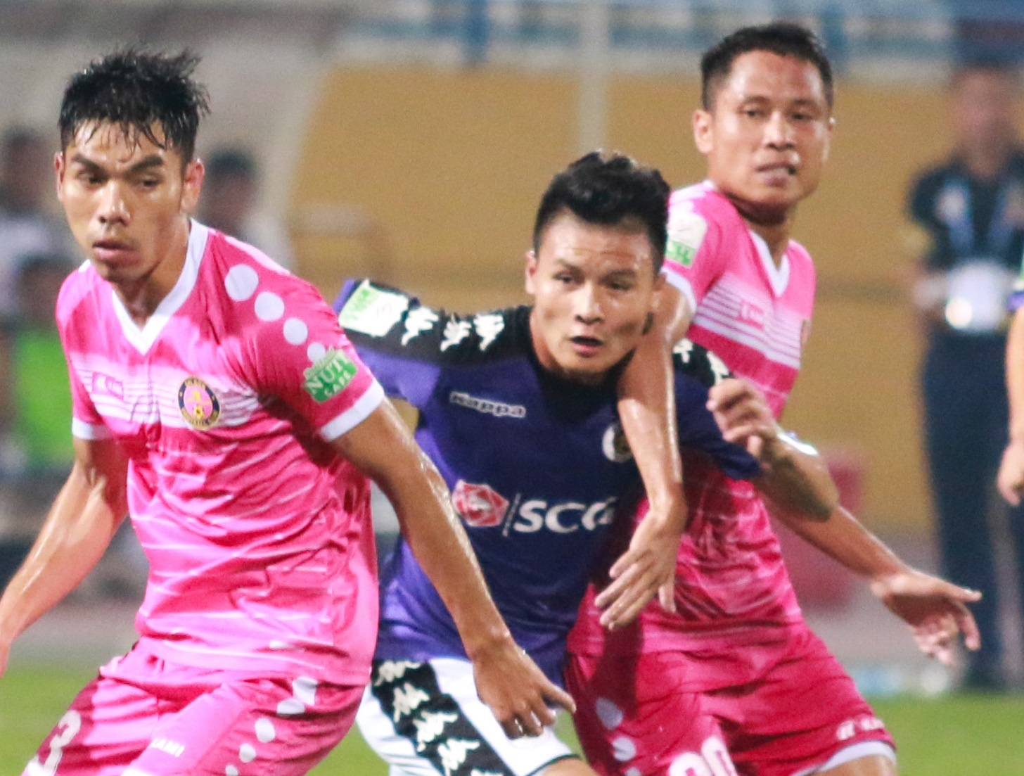 Quang Hai bat luc nhin CLB Ha Noi bi doi phuong cam chan hinh anh