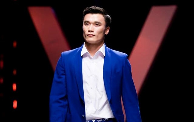 Nguoi ham mo khong hai long vi Bui Tien Dung trinh dien thoi trang hinh anh