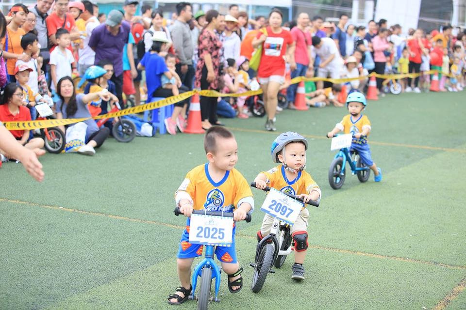 dua xe dap nhi anh 1