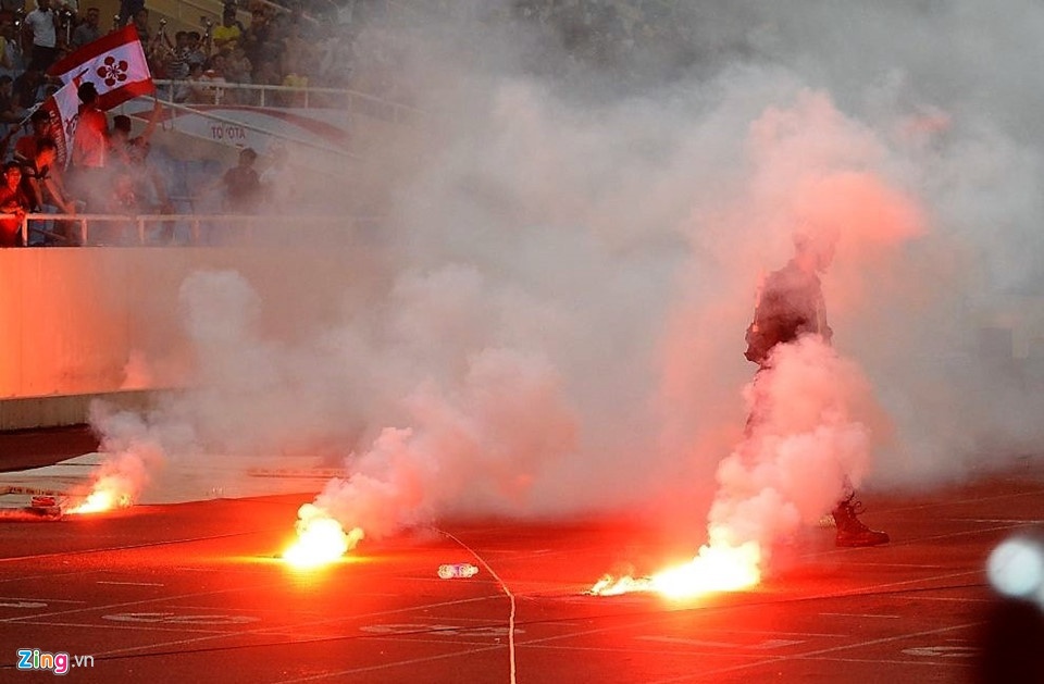 CLB Hai Phong lai chiu phat vi CDV quay pha anh 2