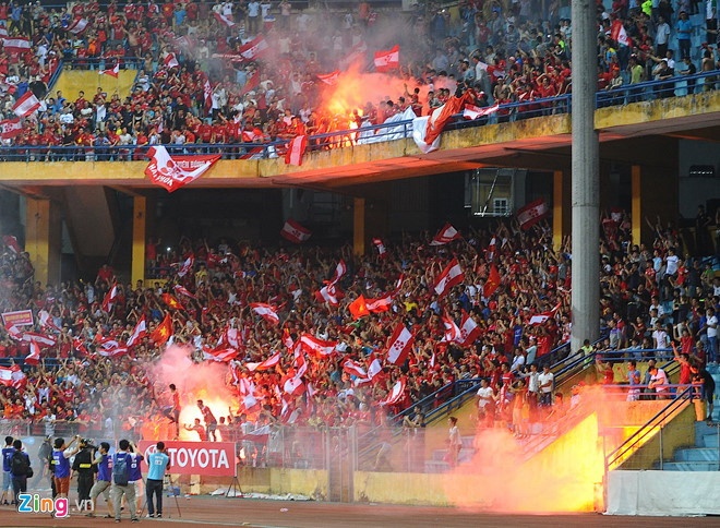 CLB Hai Phong lai chiu phat vi CDV quay pha anh 1