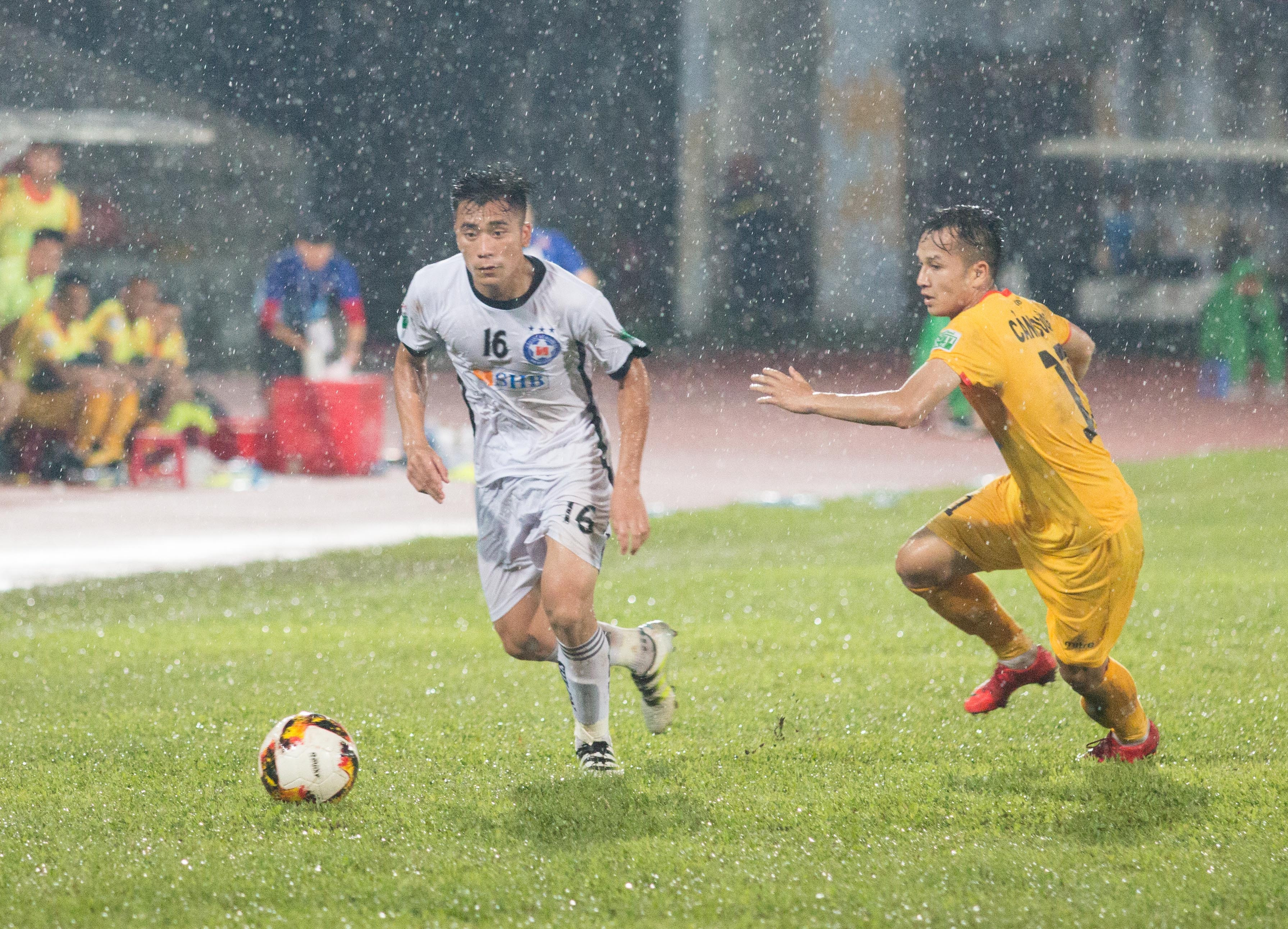 10 phut mua rao day kich tinh va cam xuc tren san Lach Tray hinh anh