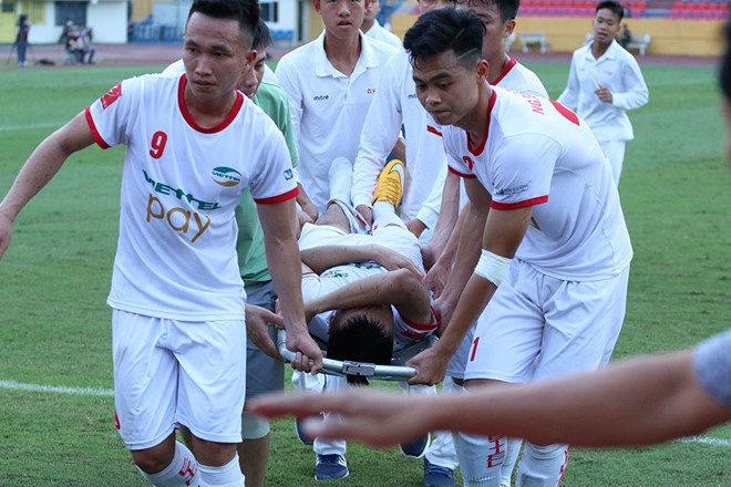 Cau thu triet ha Duong Van Hao tra gia cho pha vao bong cua minh hinh anh