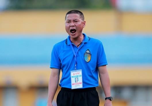 Thanh Luong va HLV Chu Dinh Nghiem nhan an phat nang hinh anh