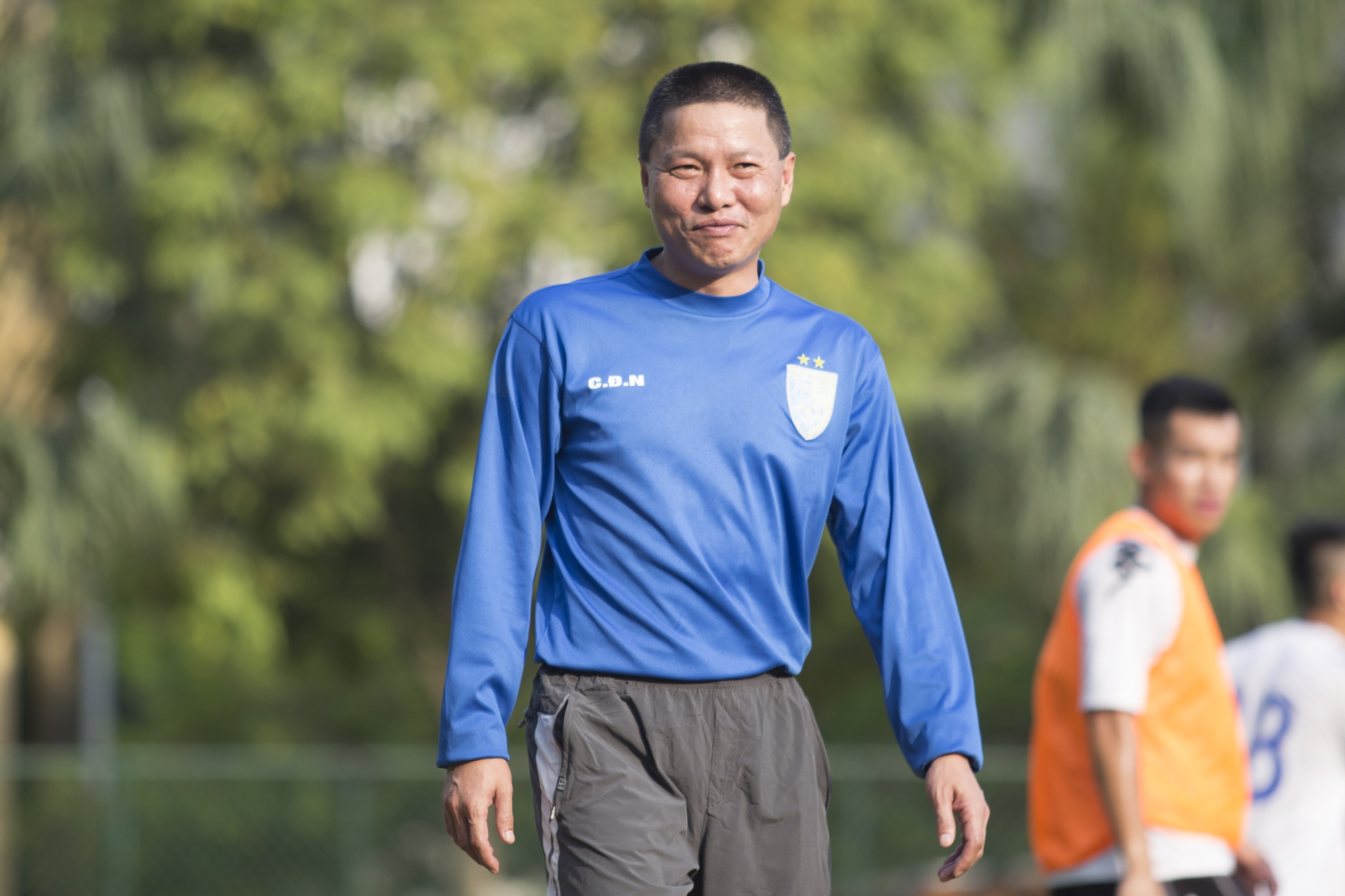 Thuyen truong CLB Ha Noi tap cung hoc tro truoc khi gap HAGL hinh anh