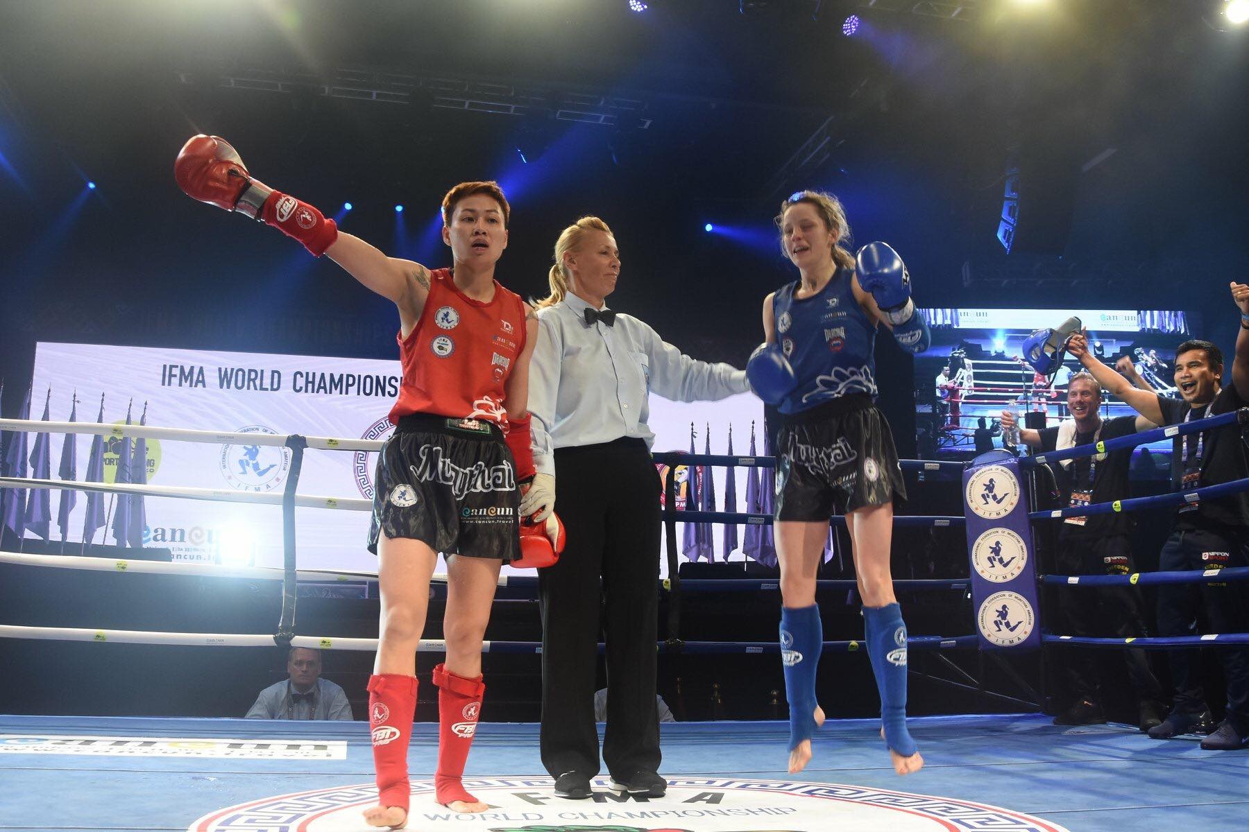 Vo si Viet Nam gio tay an mung hut HCV the gioi hinh anh