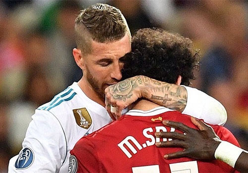 Sau khi khien Salah chan thuong, Ramos thuc cui cho vao mat Karius hinh anh