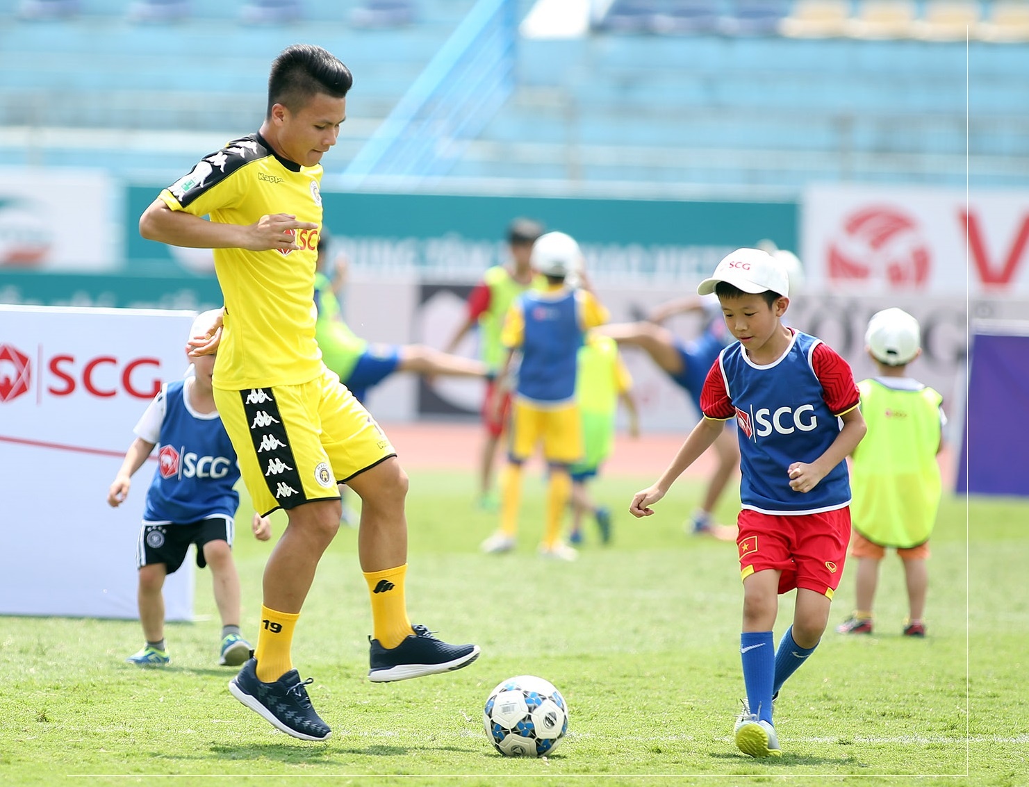 Quang Hai, Duy Manh so tai cung luc voi hon 150 em nho hinh anh